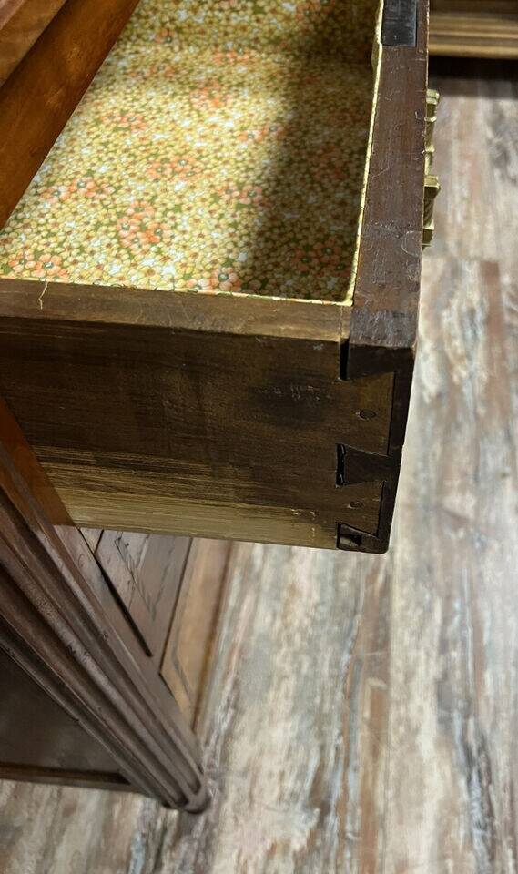 Louis XVI period chest of drawers in precious wood marquetry circa 1760