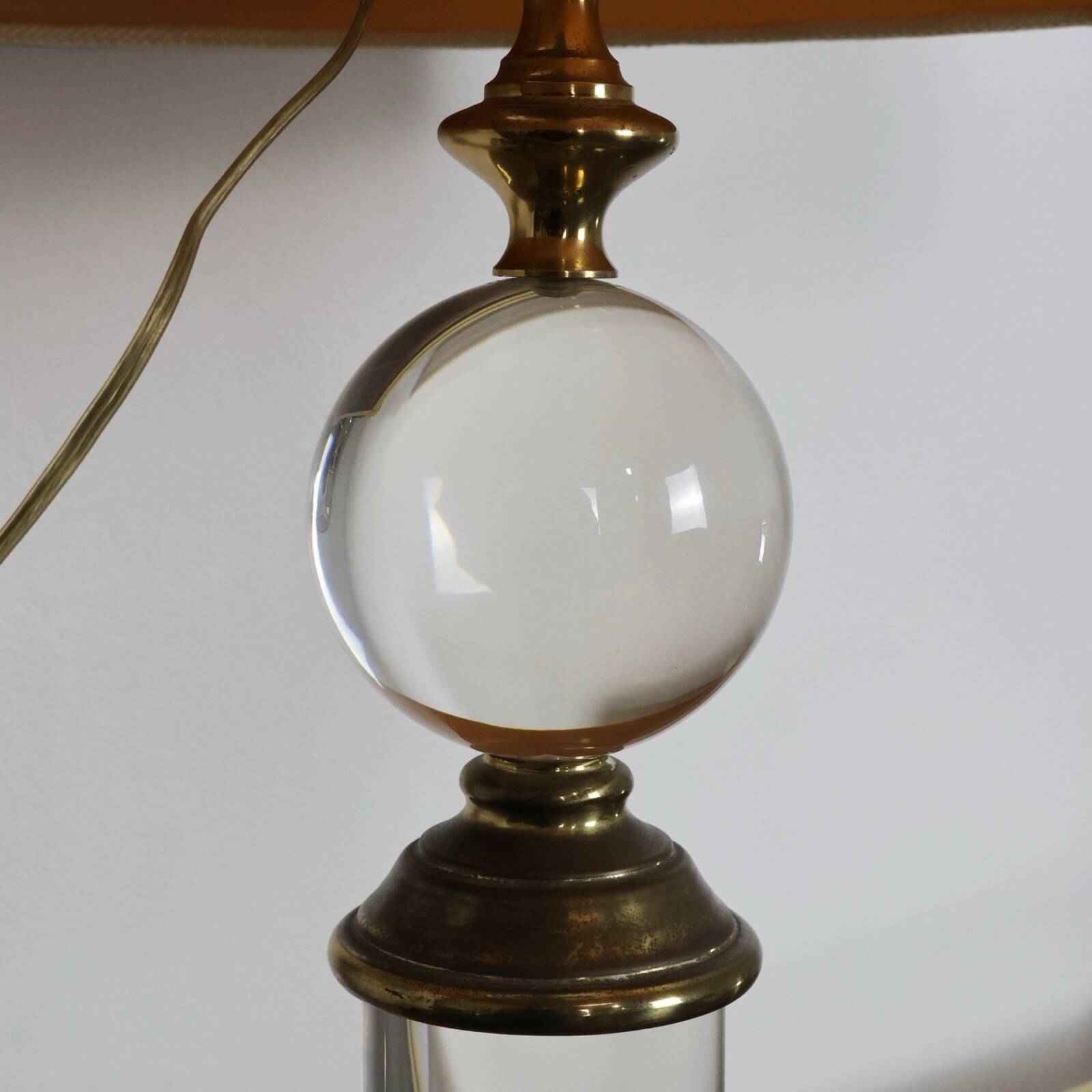 Hollywood Regency lamp in acrylic and brass 1970s design modernariato