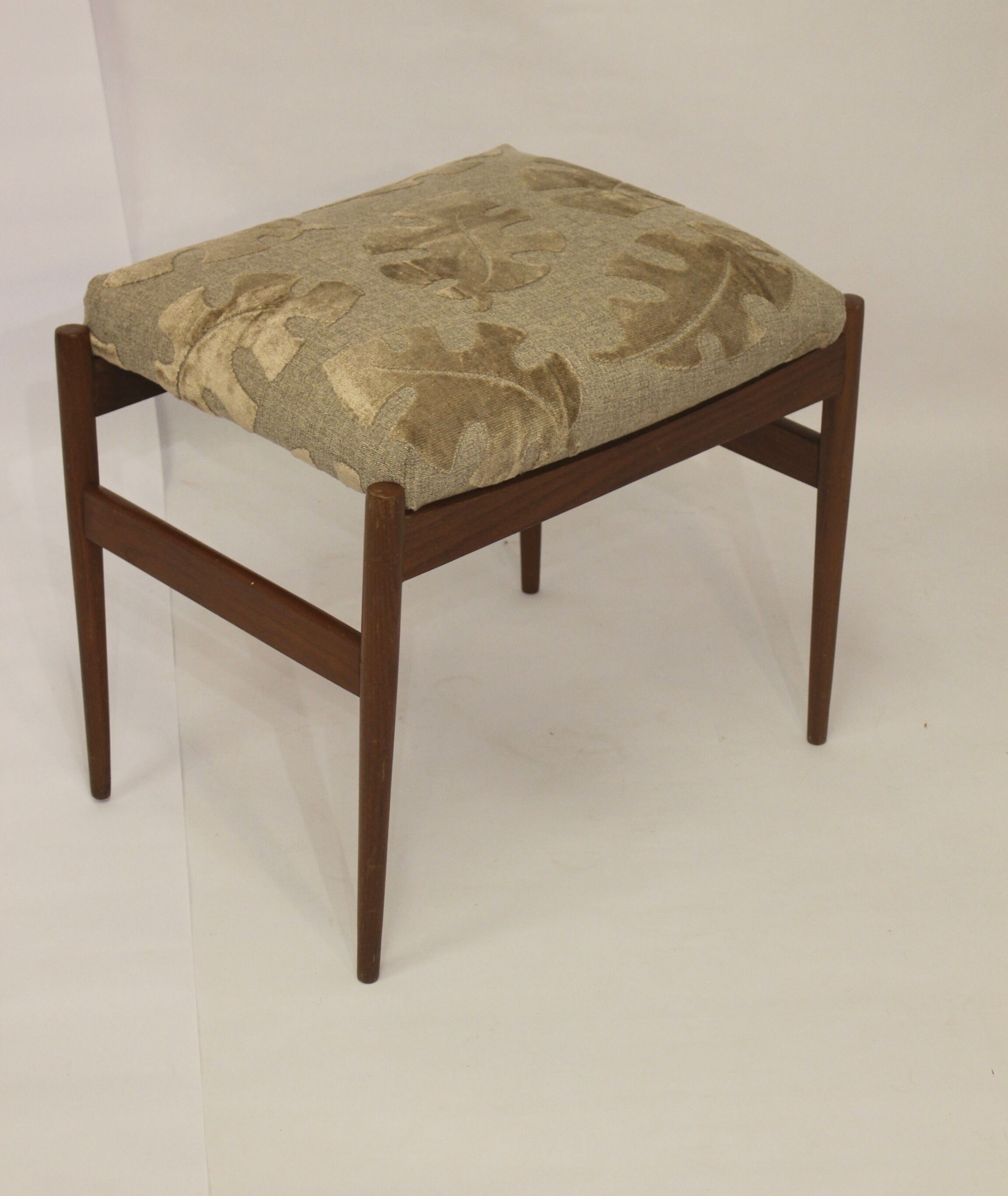 Scandinavian stool in beech 50