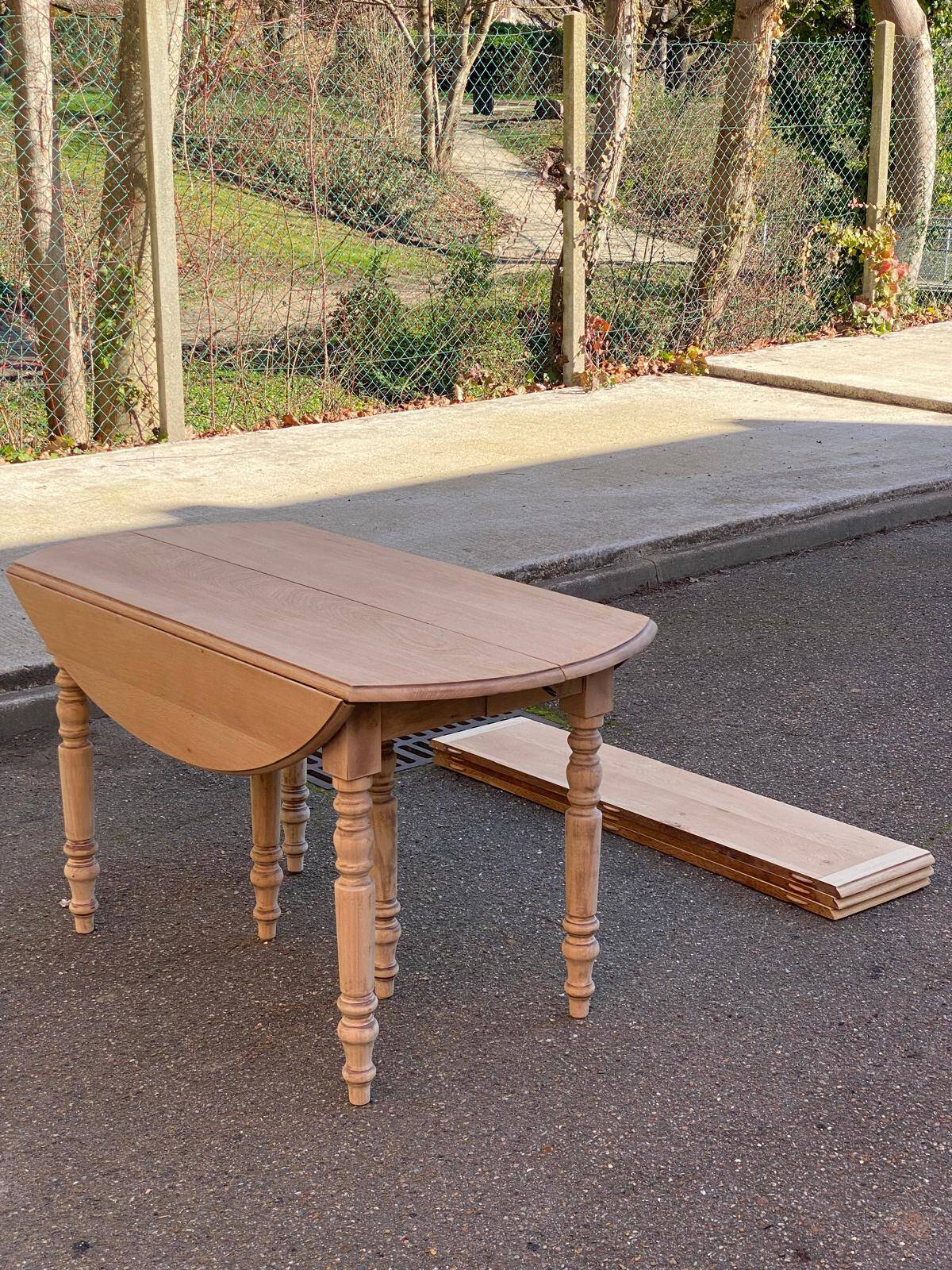 Louis Philippe round extendable dining table with renovated leaves and 4 extensions.