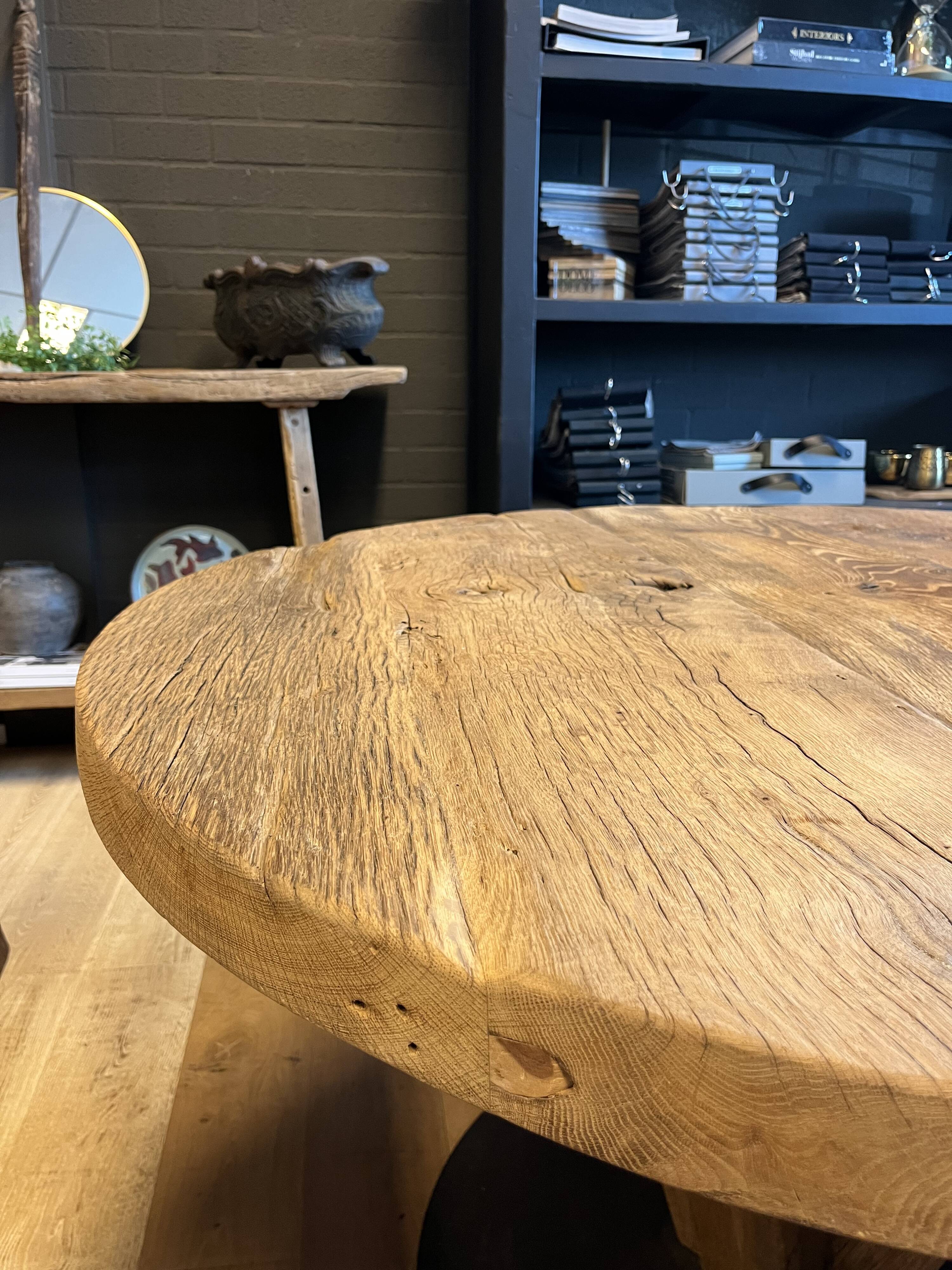 Round table in solid antique oak with a thick top