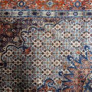 Tapis médaillon en laine fait main des années 1940, ivoire et marine, 212 × 312 cm