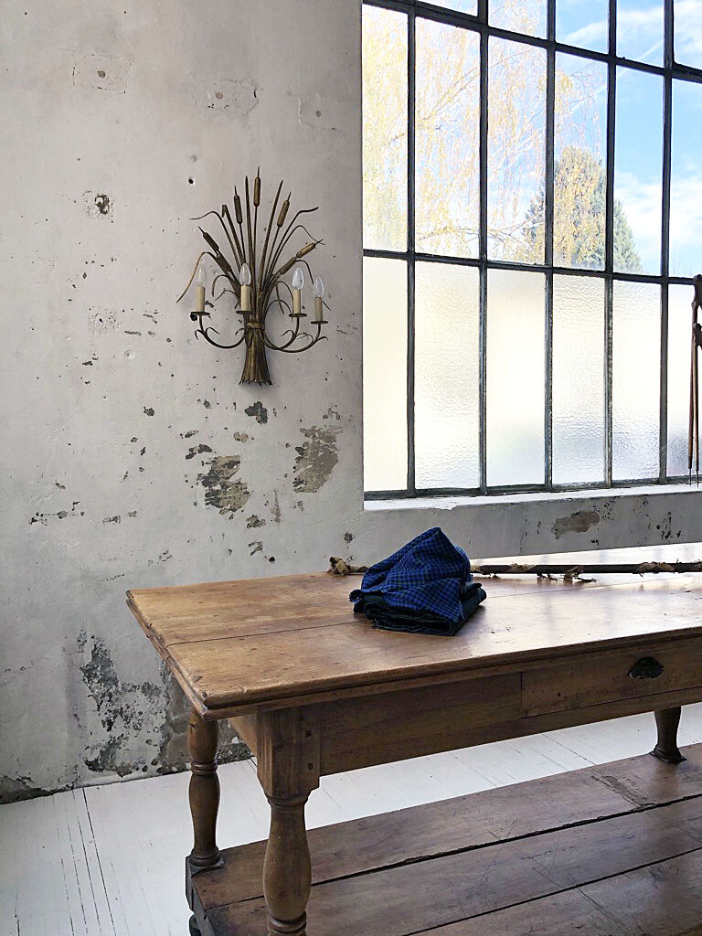 Gold metal reeds flowering wall light