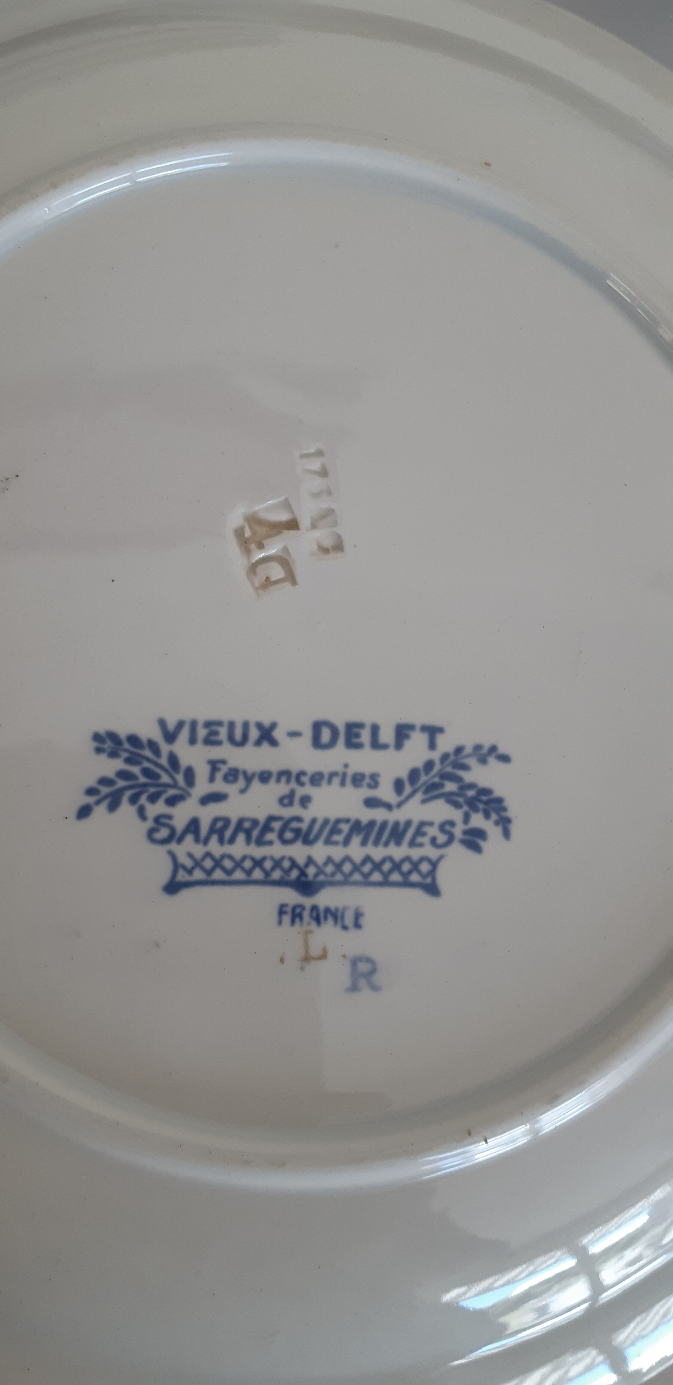 Sarreguemines earthenware plates, Old Delft model