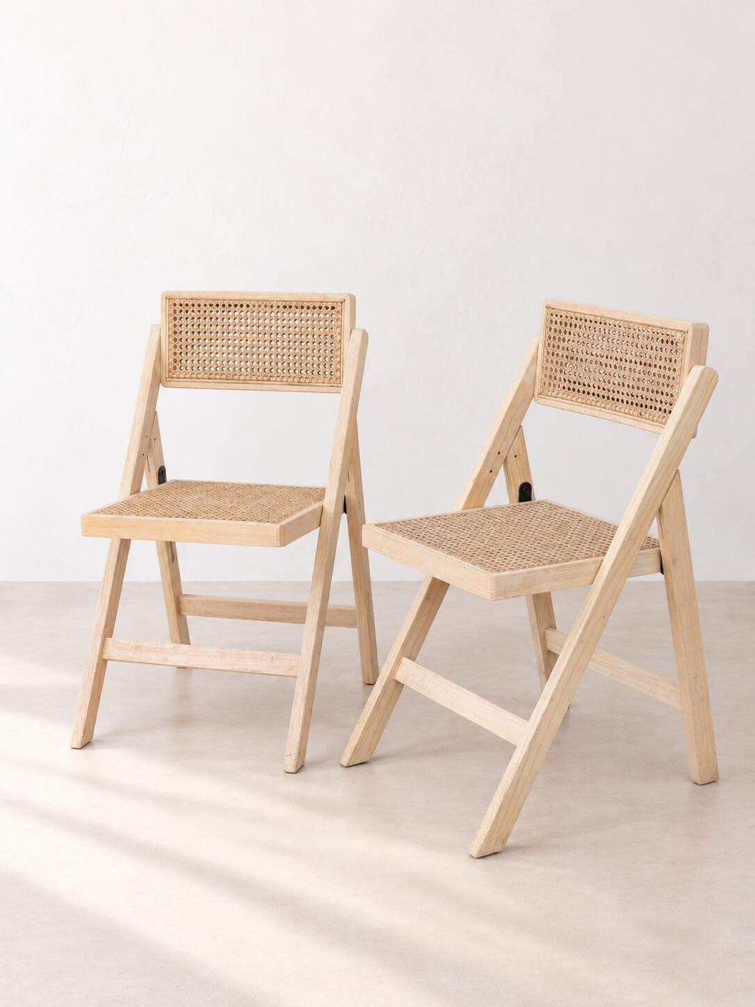 Paire de chaises pliantes en cannage et bois