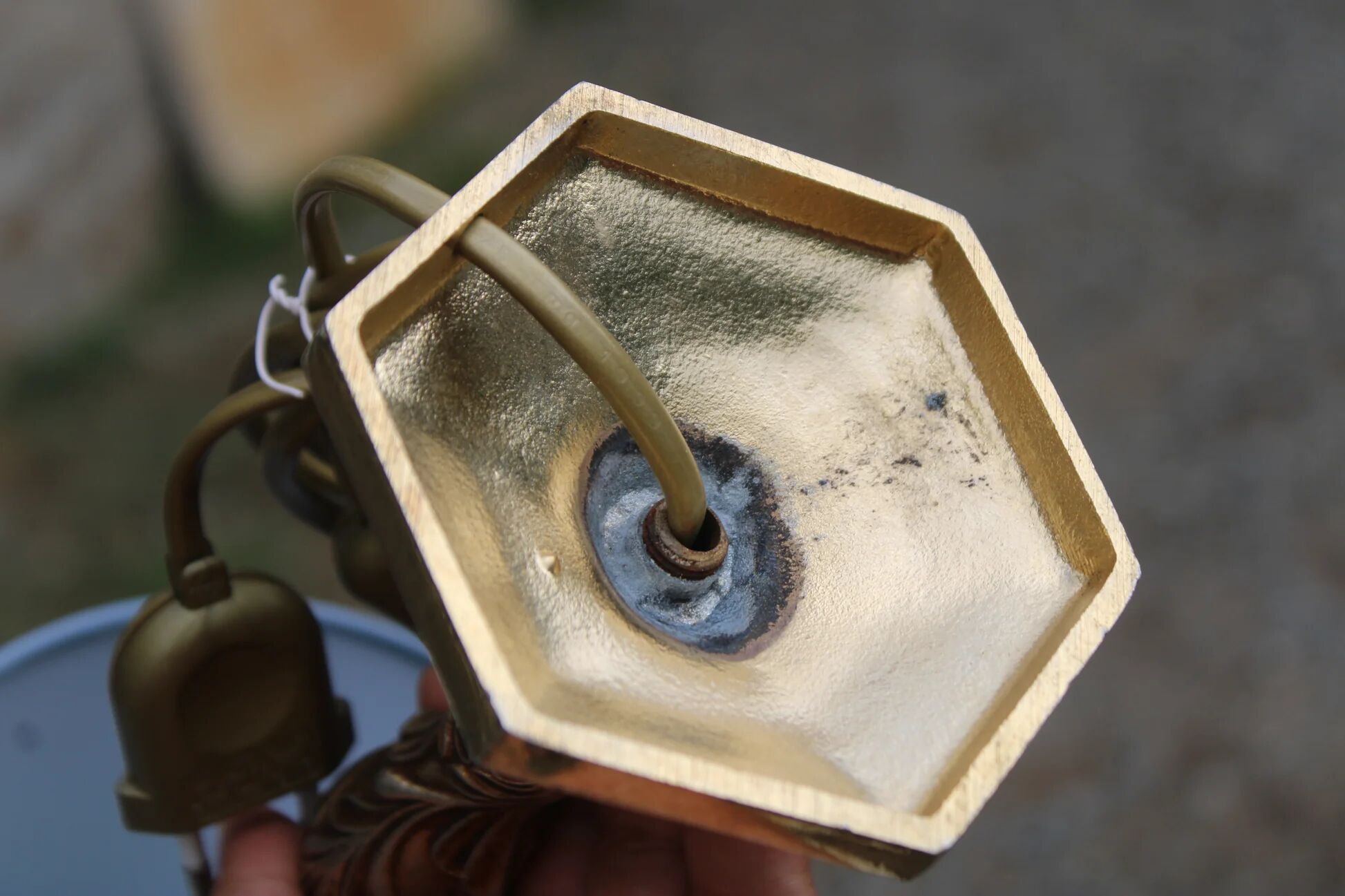 Vintage bedside lamp in gold metal – sculpted base and blue shade