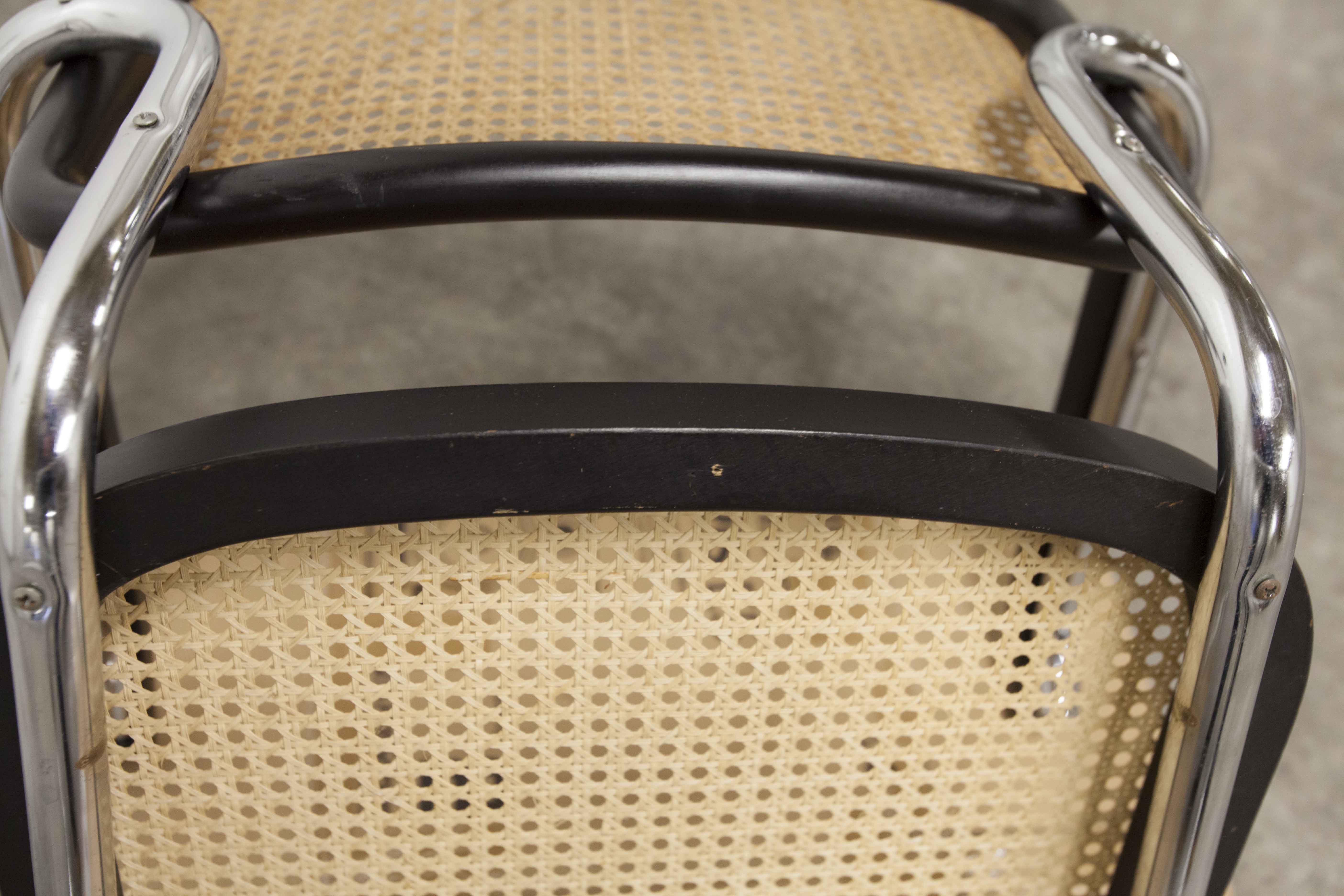 Fauteuil b64 Breuer noir cannage accoudoirs et tampons neufs