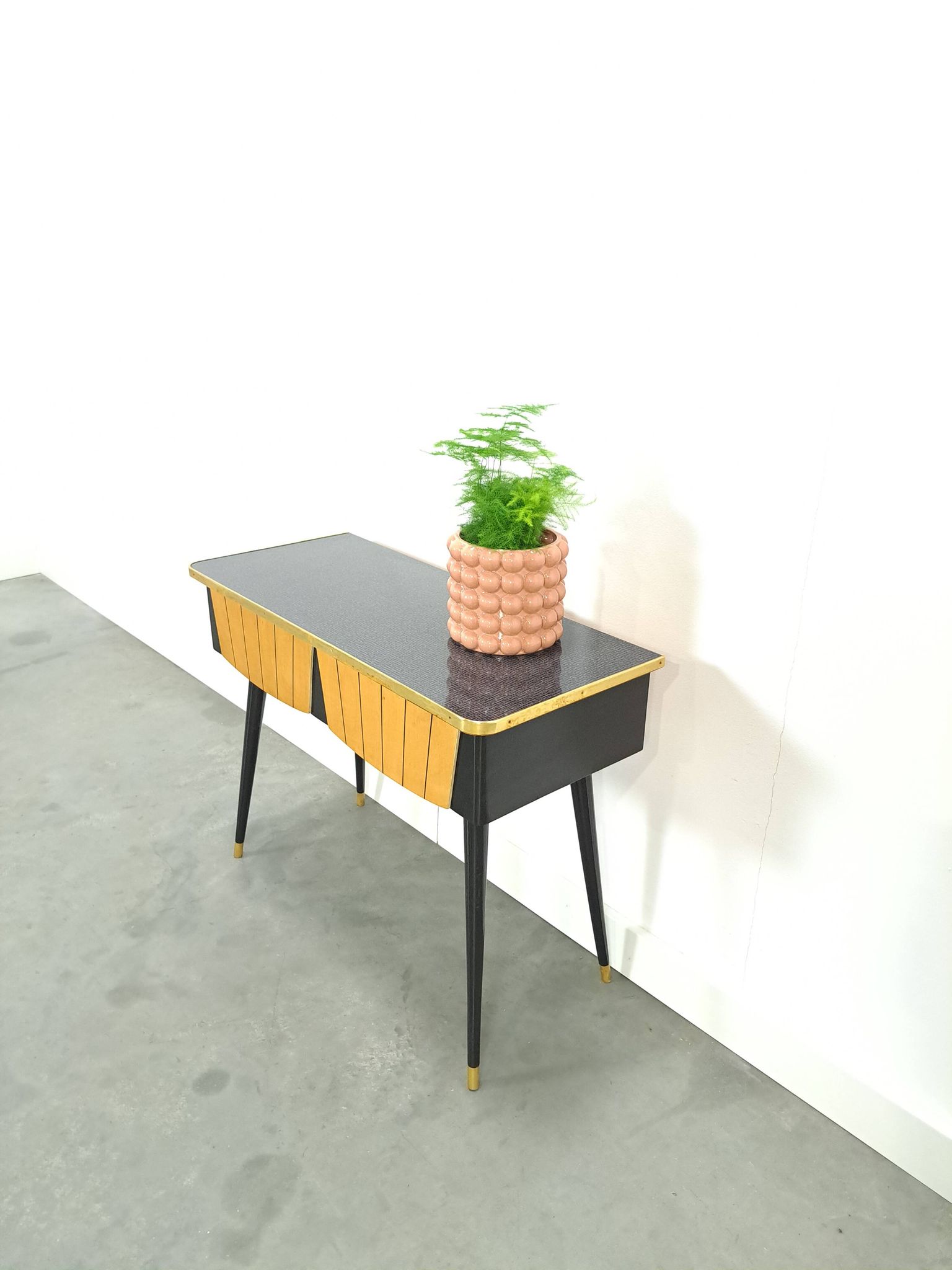 Kastje met formica blad, houten lades en goudkleurige details