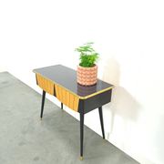Kastje met formica blad, houten lades en goudkleurige details