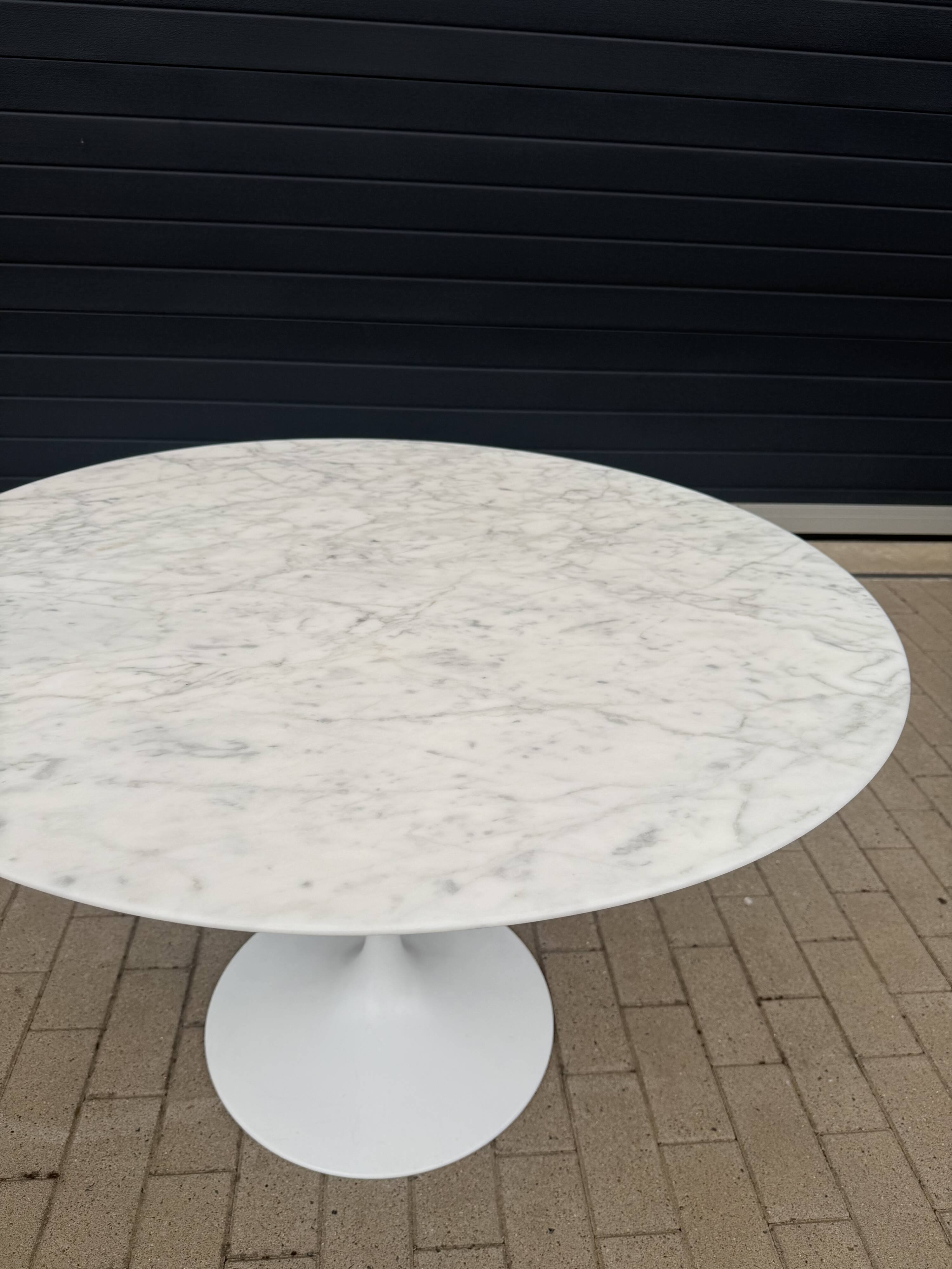 Original round Knoll Tulip dining table (120cm) Arabescato matte LIKE NEW!!