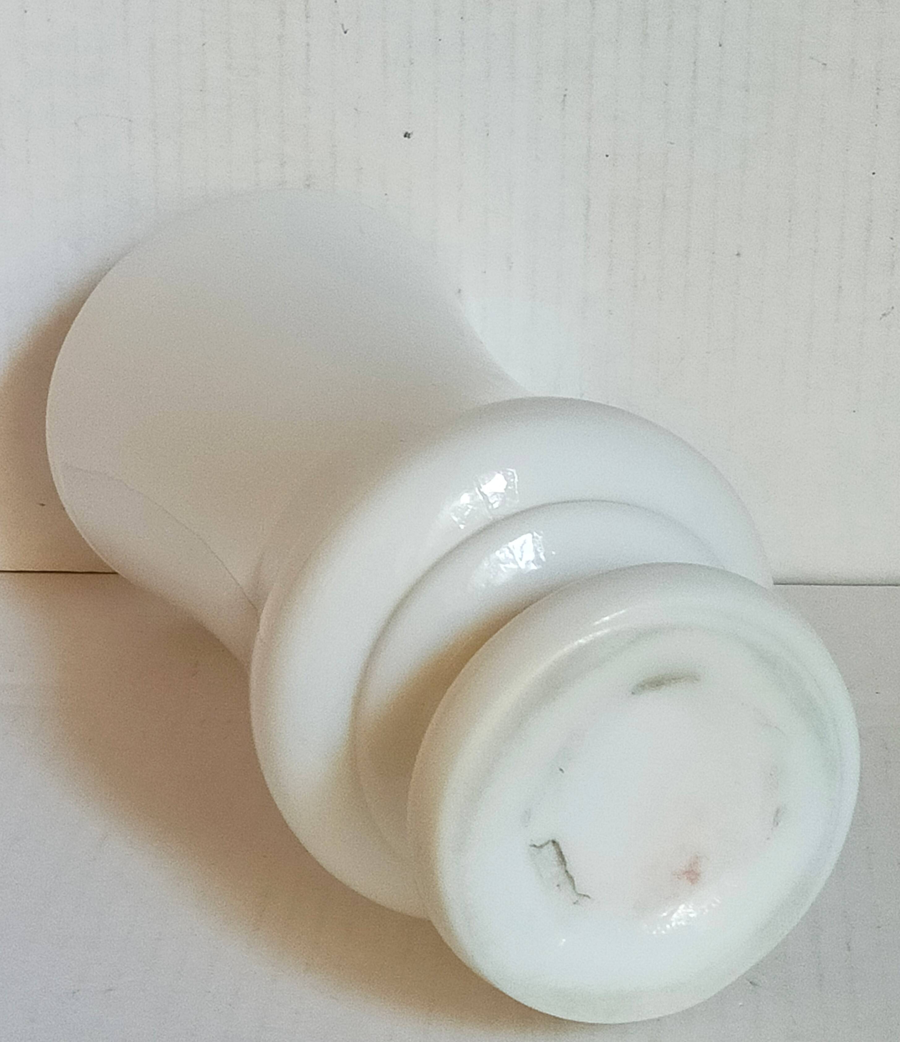 Vase en opaline sur pied début XXème