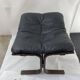 Fauteuil et repose pied Siesta en cuir noir et bois acajou