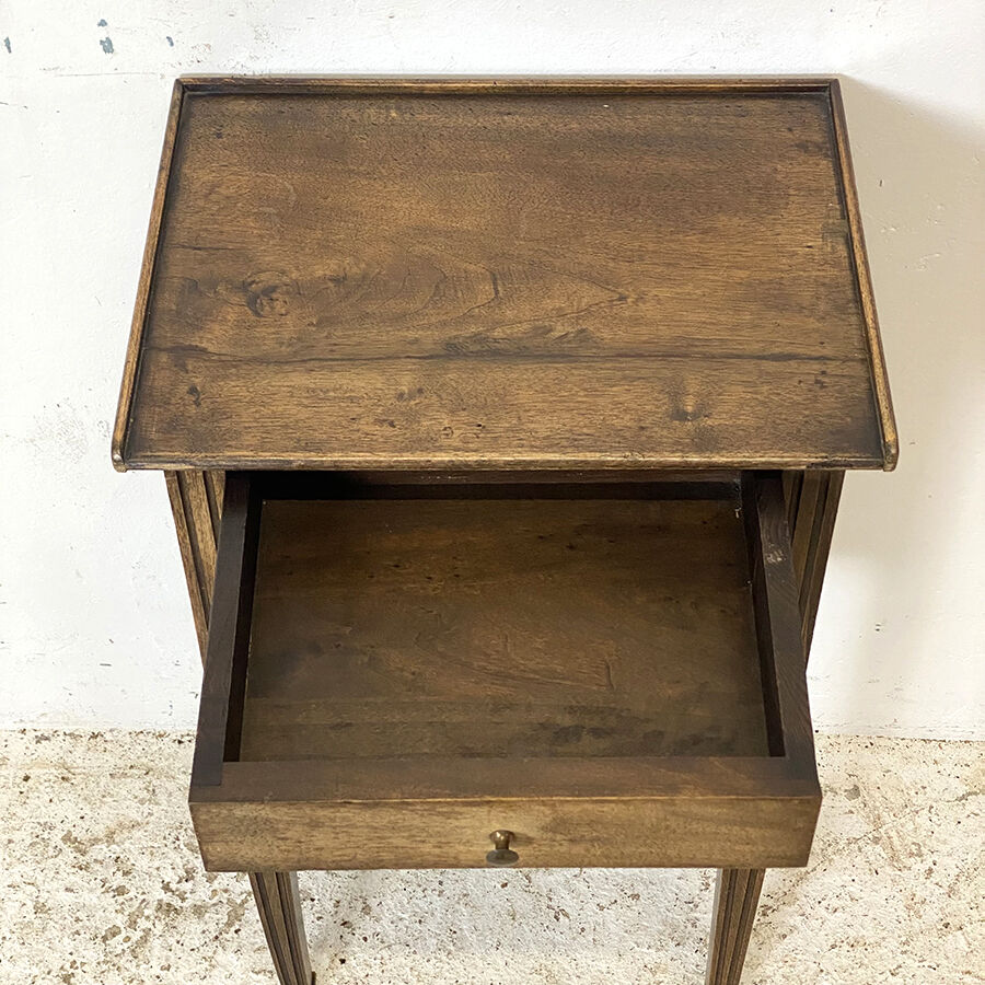 Table de chevet en noyer 1900