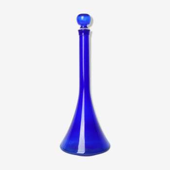 Carafe en verre bleu