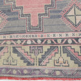 Tapis turc en laine rose poussiéreux