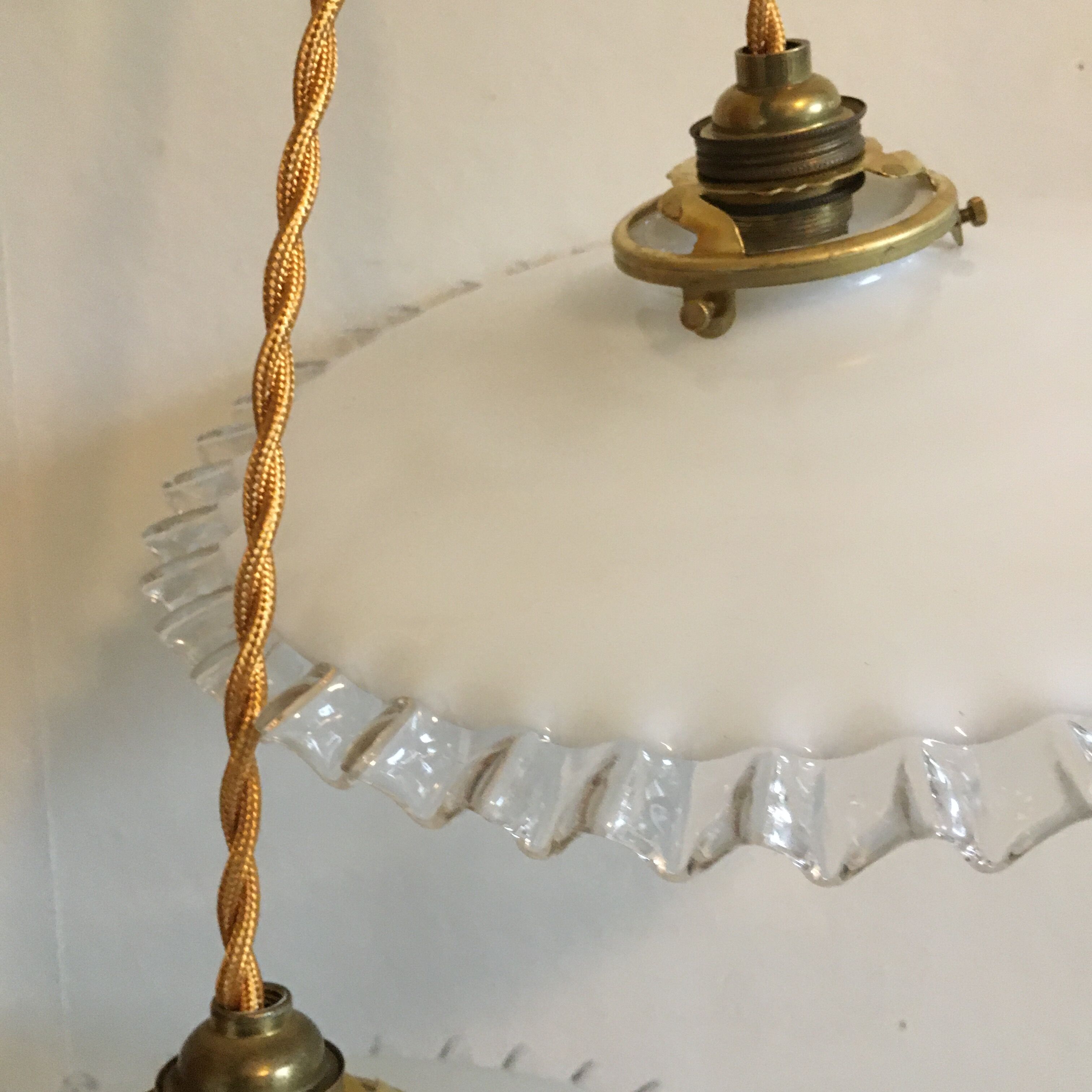 Pair of white opaline suspensions and toothed edges