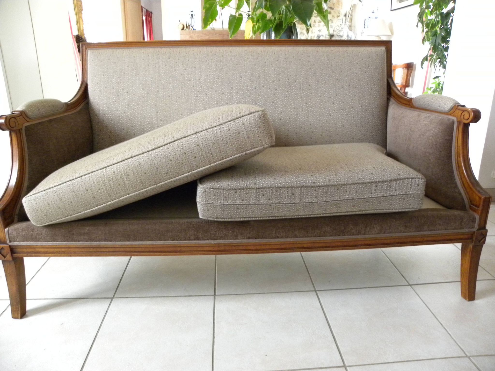 Two-seater canapé in Restoration / Louis-Philippe style – Reupholstered by an artisan.