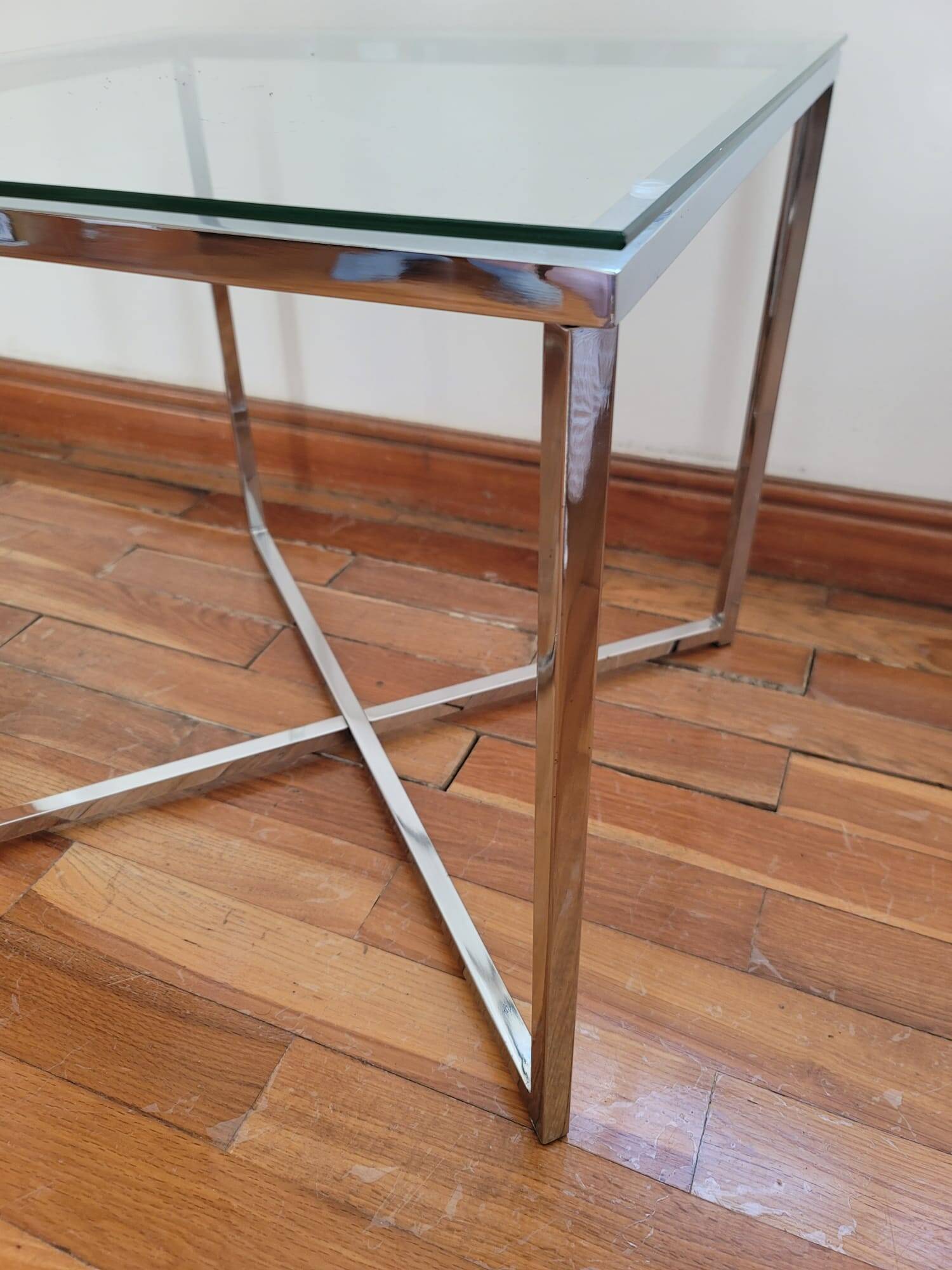 Table basse vintage en verre et pieds chromés – style 70's