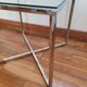 Table basse vintage en verre et pieds chromés – style 70's