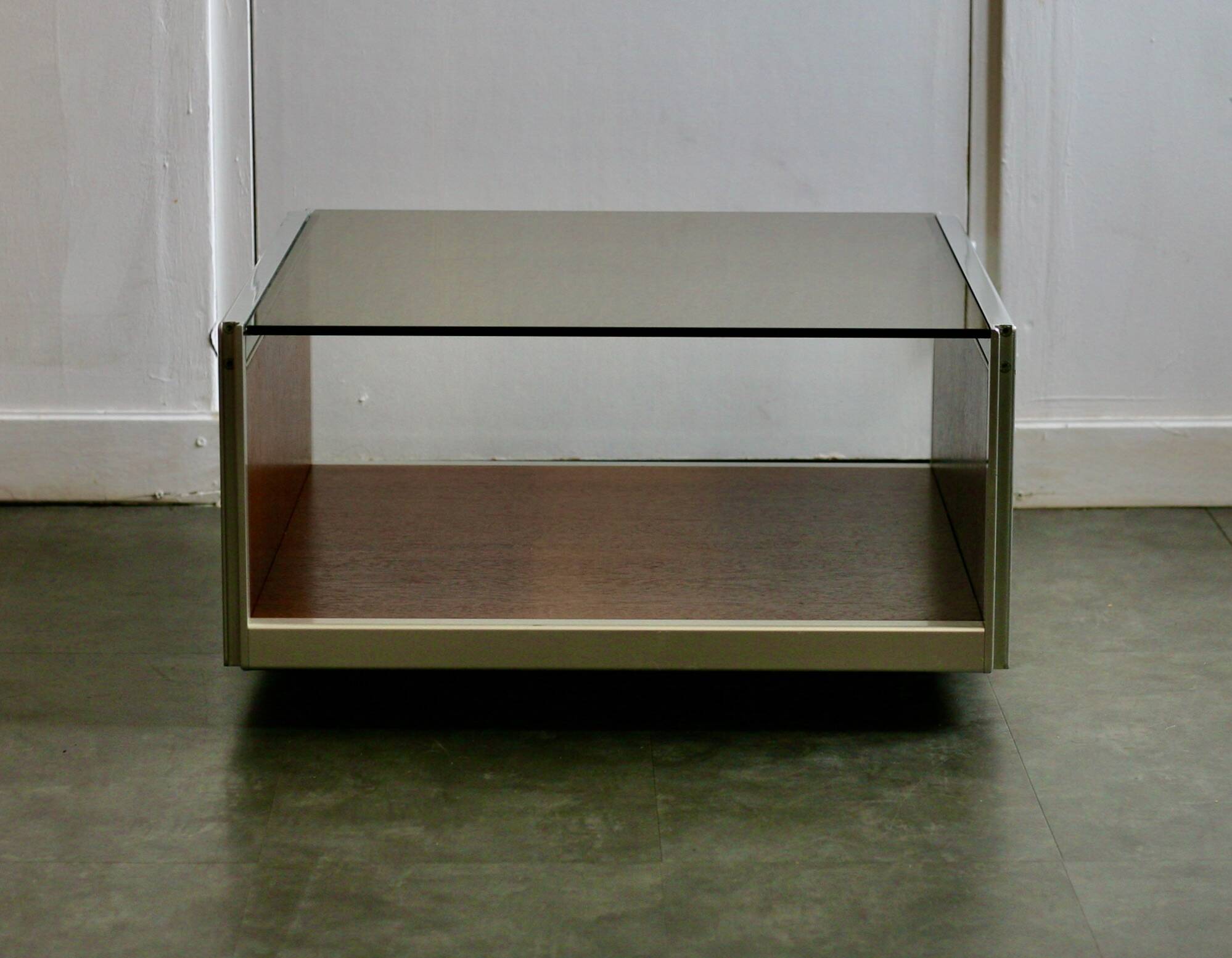 Table basse bois, aluminium et verre fumé. circa 1970