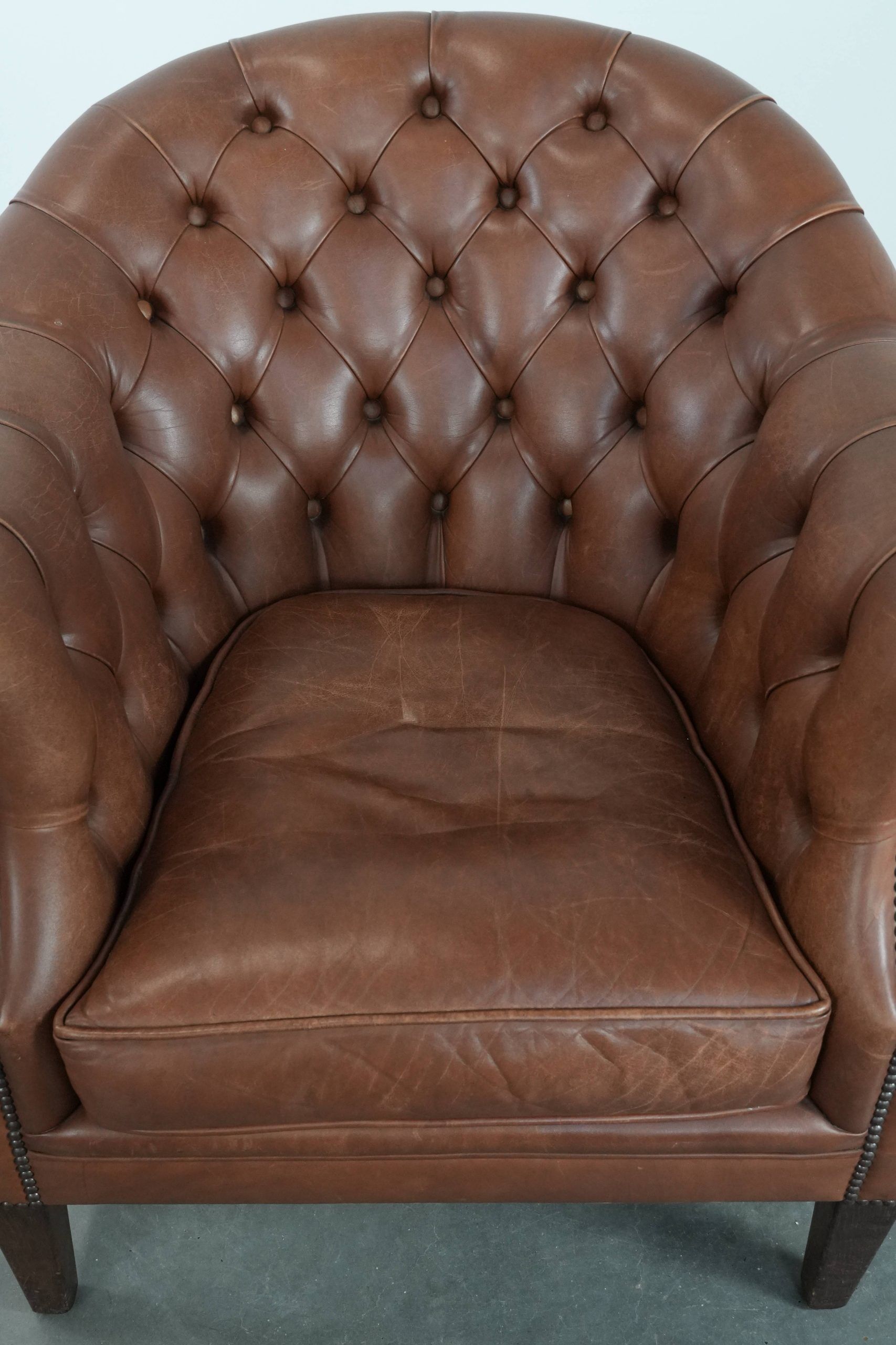 Cow leather Chesterfield club armchair in English style