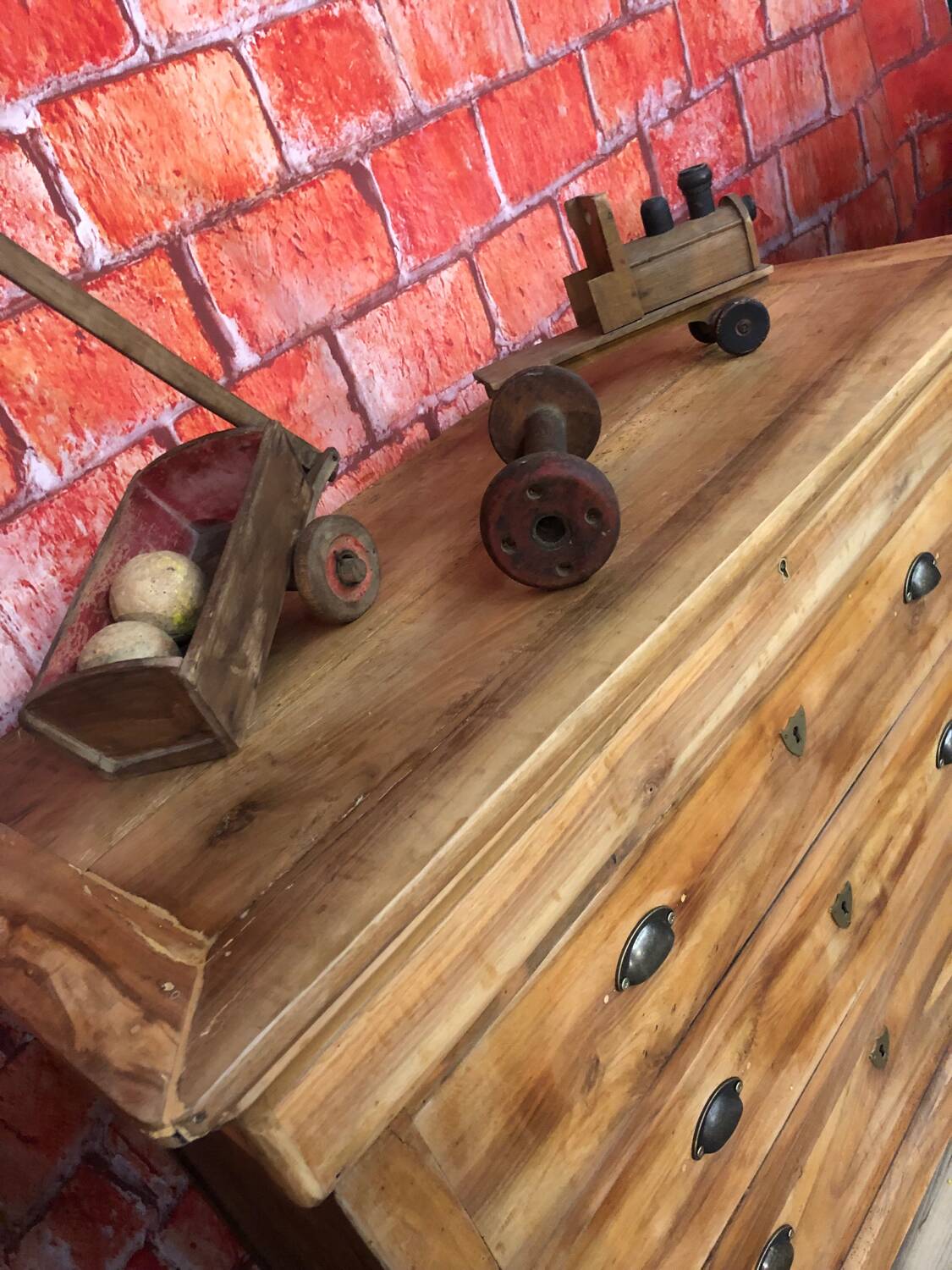 Walnut chest of drawers