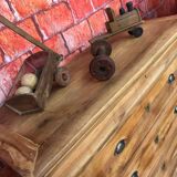 Walnut chest of drawers