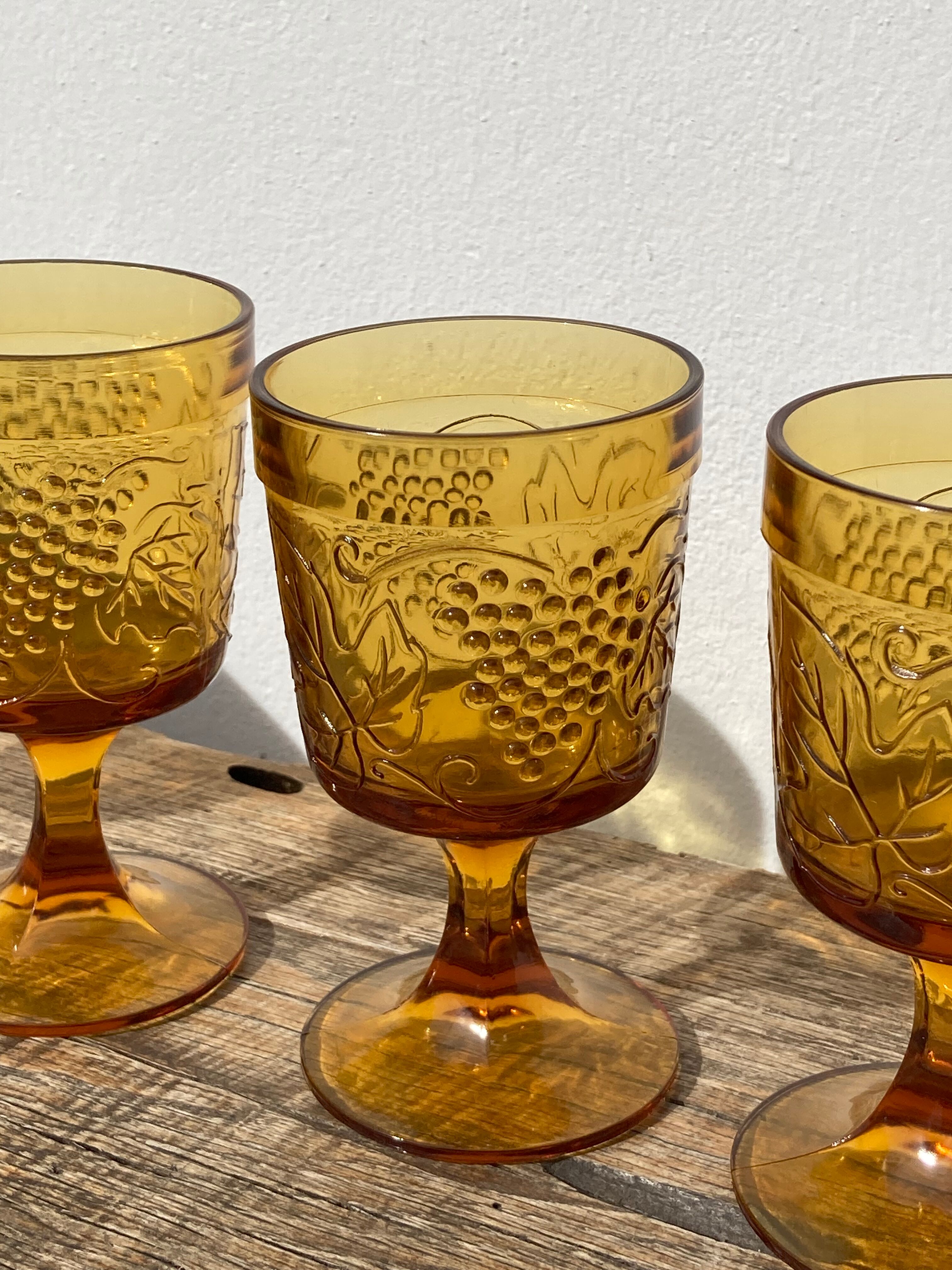Amber stemmed glasses with vintage fruit decoration - Old brown glasses