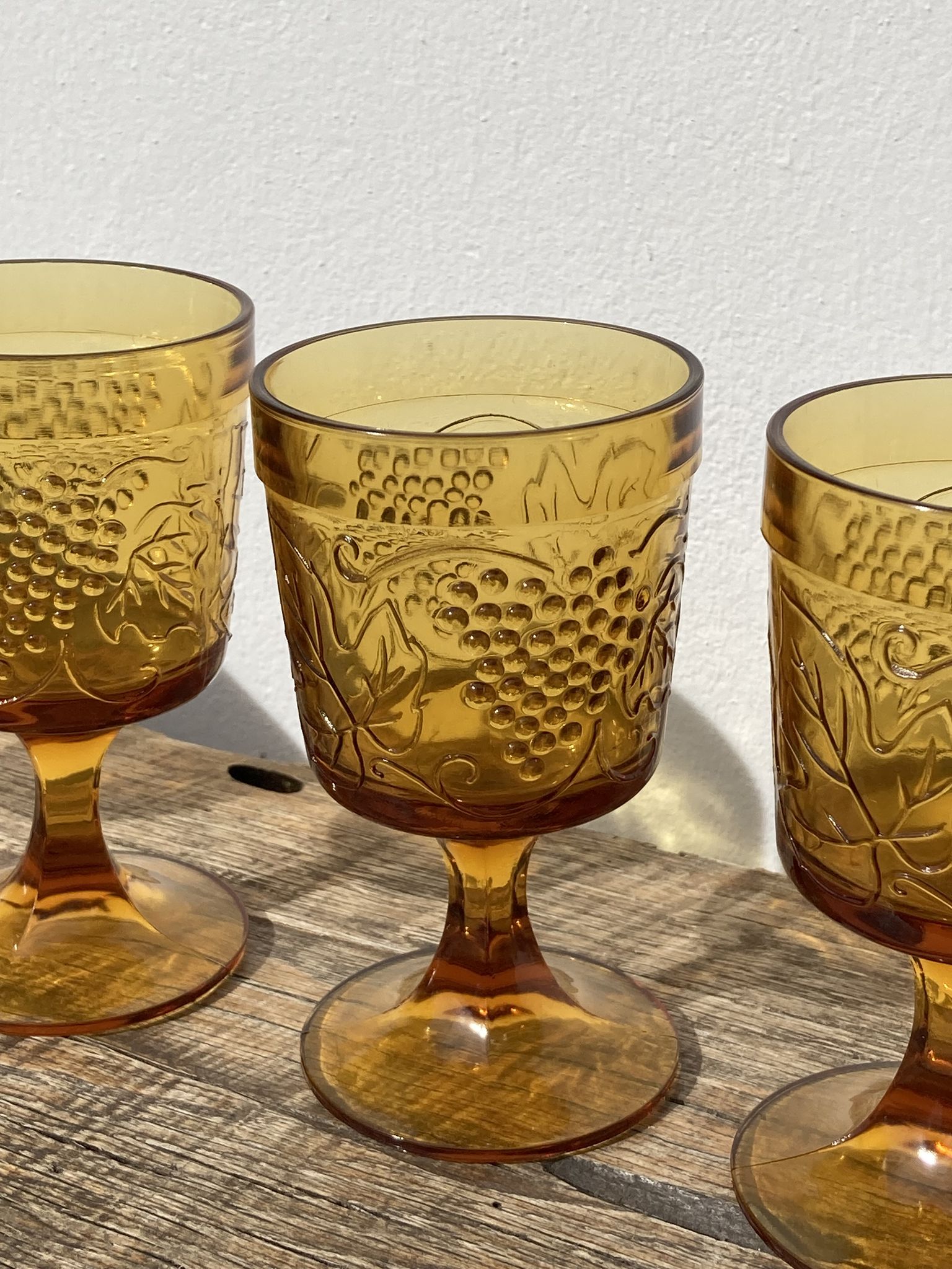 Amber stemmed glasses with vintage fruit decoration - Old brown glasses