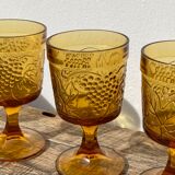 Amber stemmed glasses with vintage fruit decoration - Old brown glasses