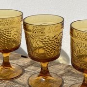 Amber stemmed glasses with vintage fruit decoration - Old brown glasses