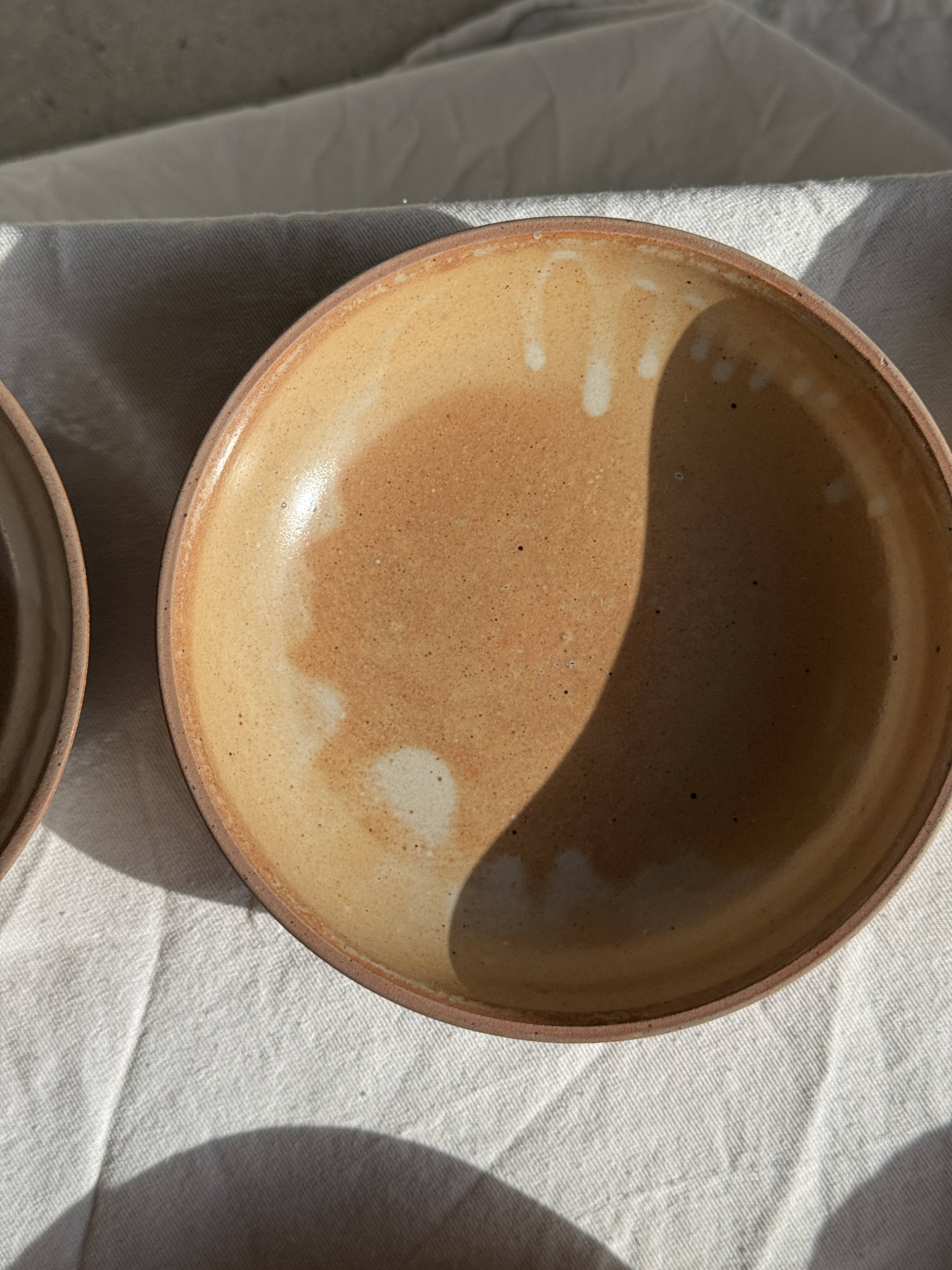 11 assiettes creuses artisanales vintage en grès mat