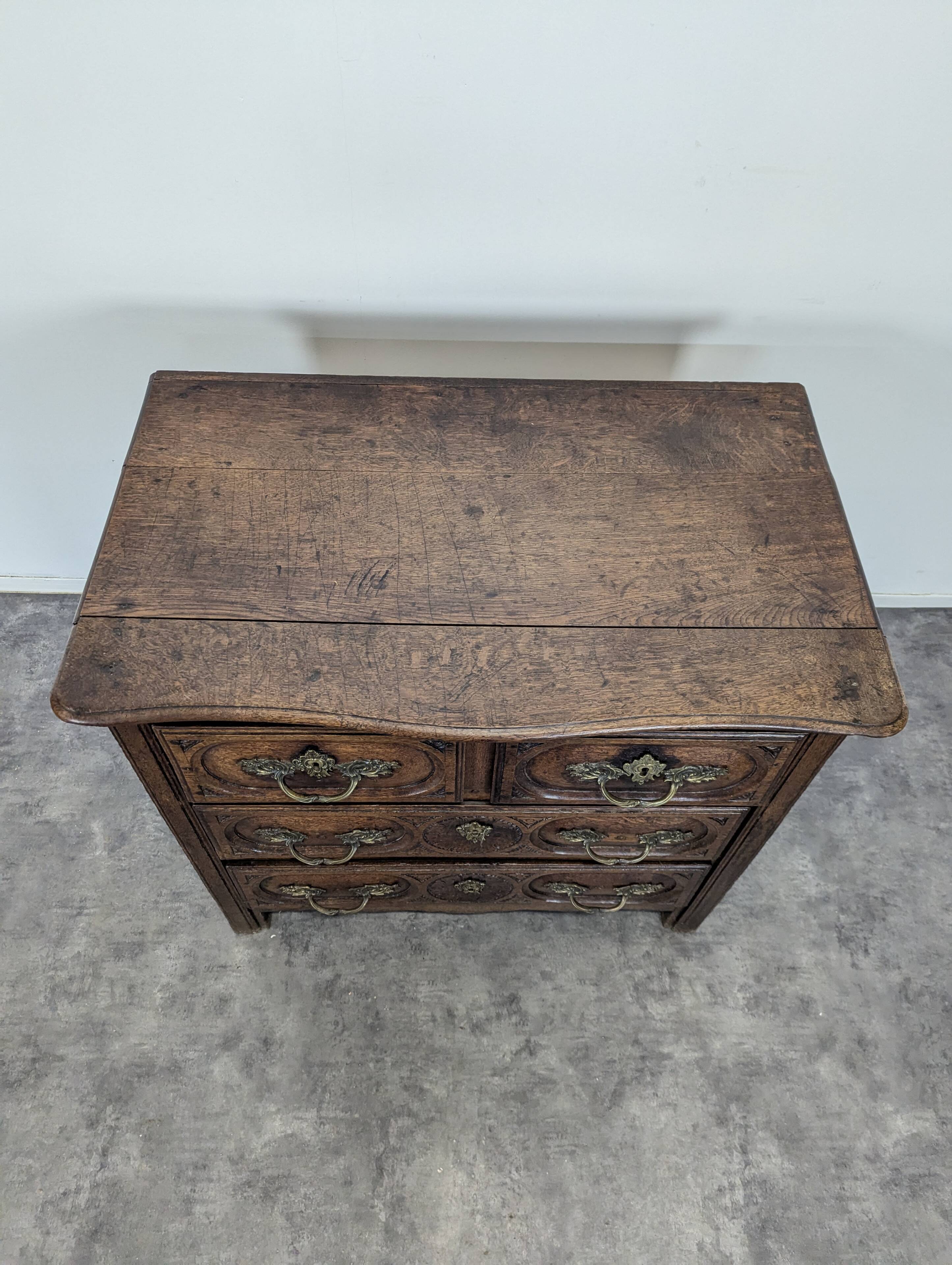 Oak commode from the 18th century.