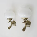 Ancienne paire d'appliques murales carpe, métal argenté et opaline 50 60