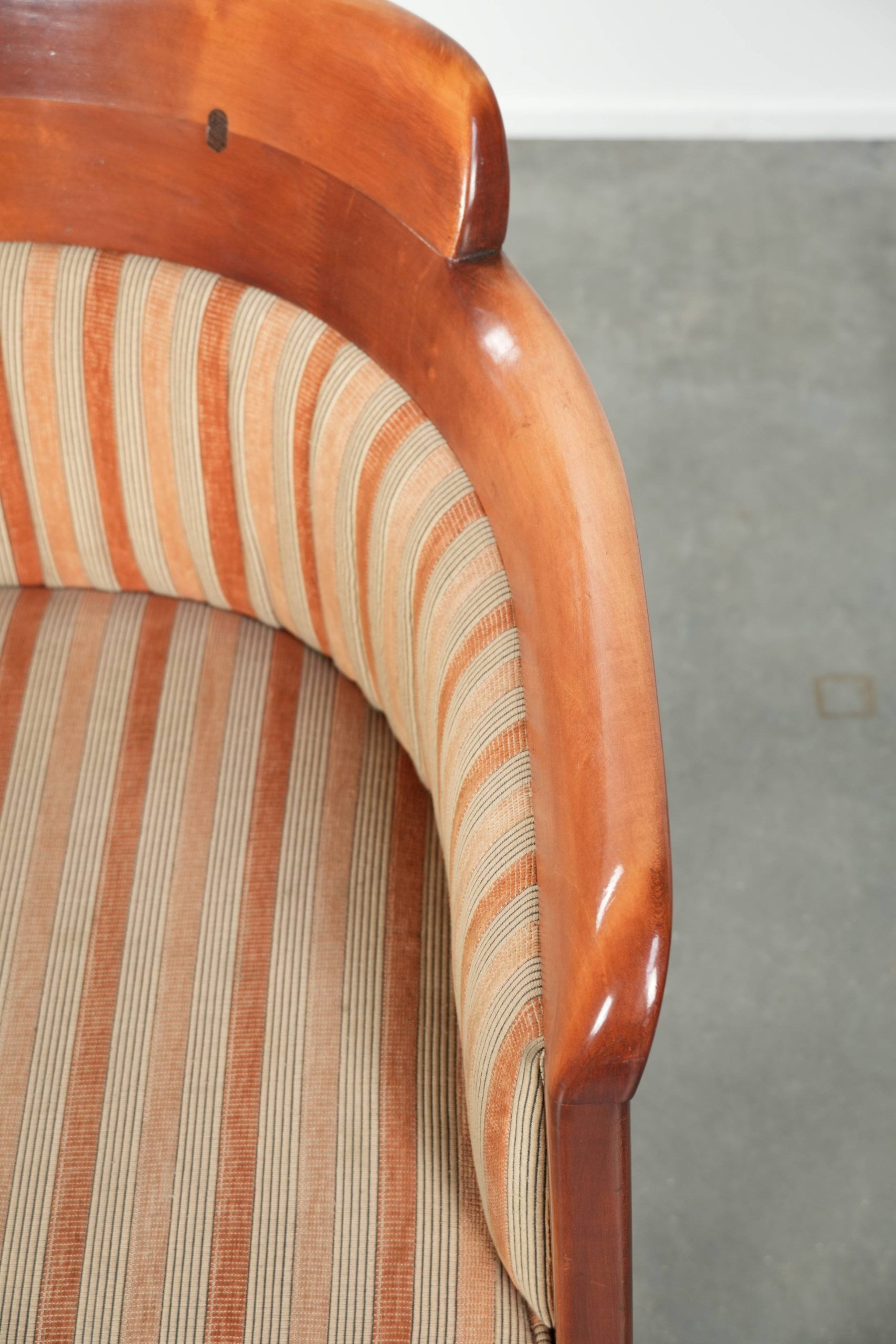 Concevoir une chaise de côté/de salle à manger avec un magnifique revêtement en tissu jaune luxueux.