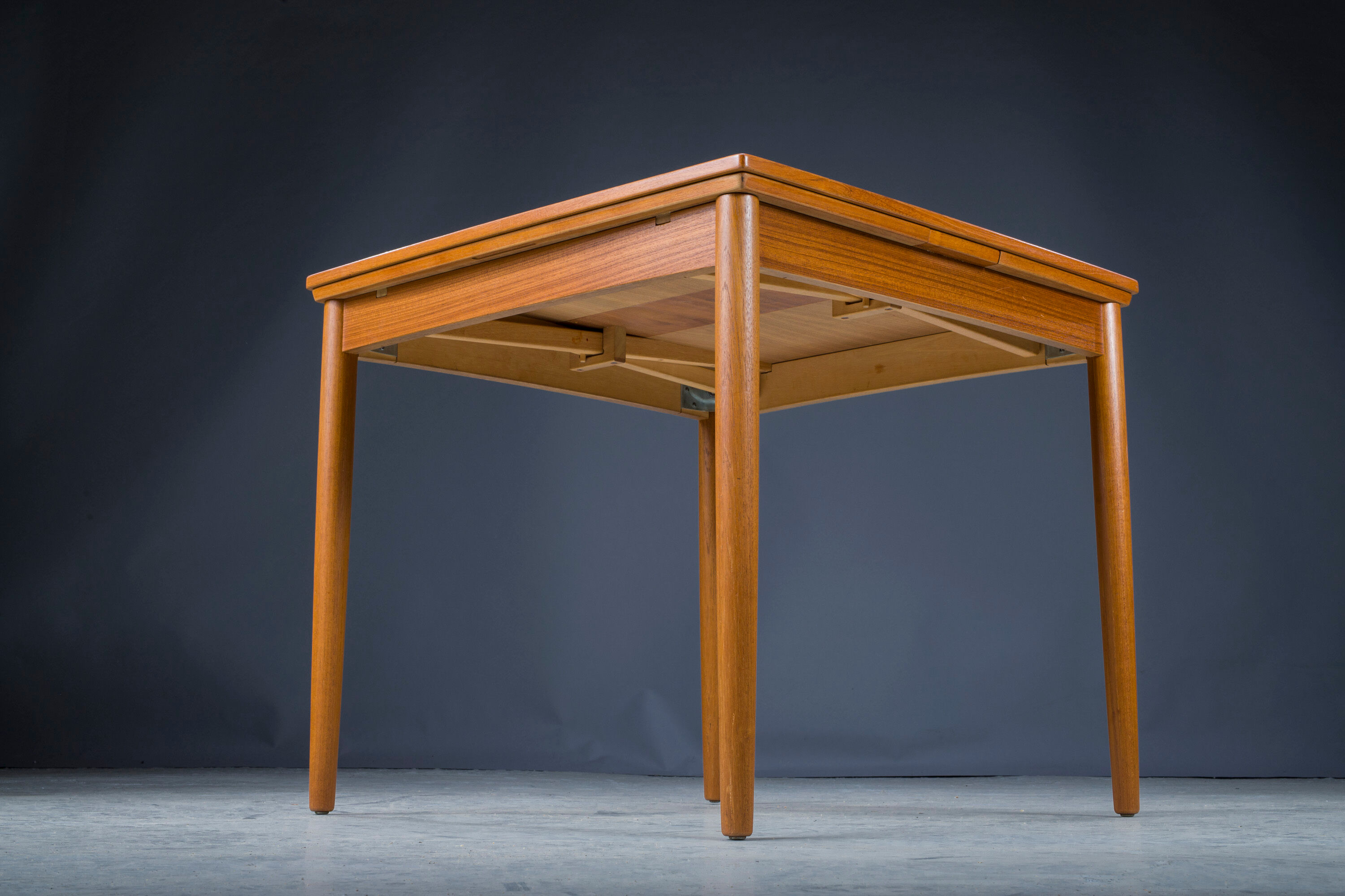 Danish Teak Model 28 Extendable & Reversible Side Table by Poul Hundevad for Hundevad & Co., 1960s