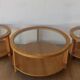 3 tables rondes avec plateaux en verre