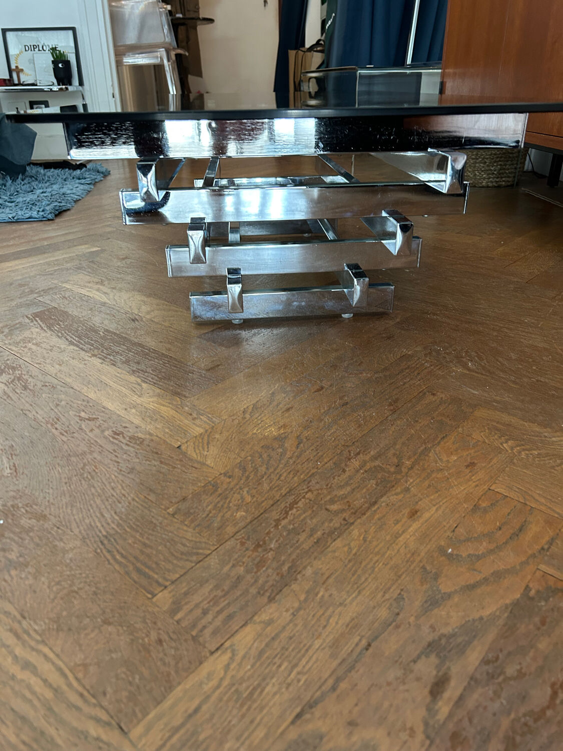 70s design coffee table in rectangular glass with chrome legs.