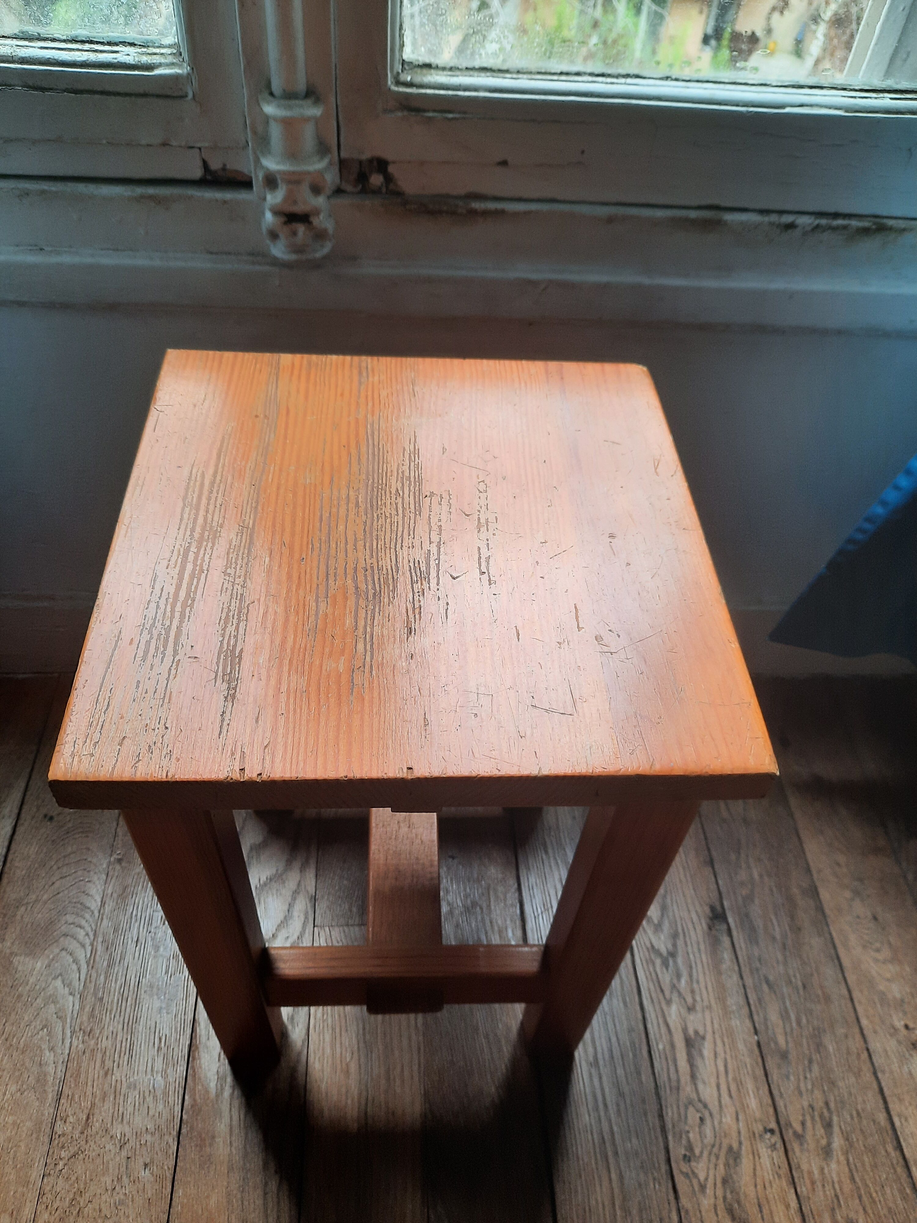 Tabouret en pin
