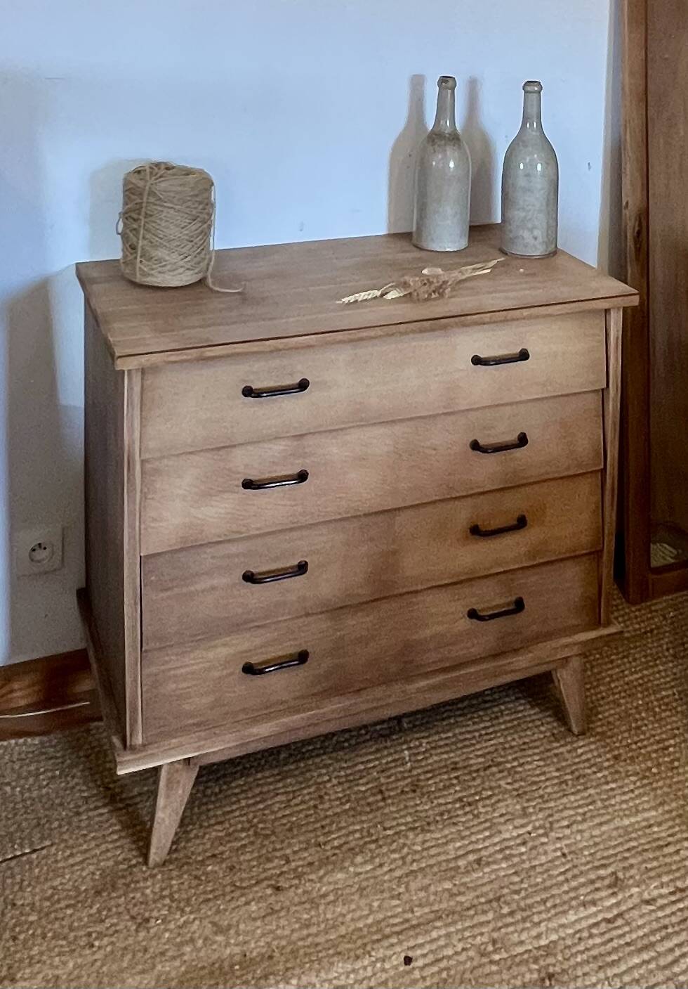 Commode en chêne brut, pieds compas, années 50