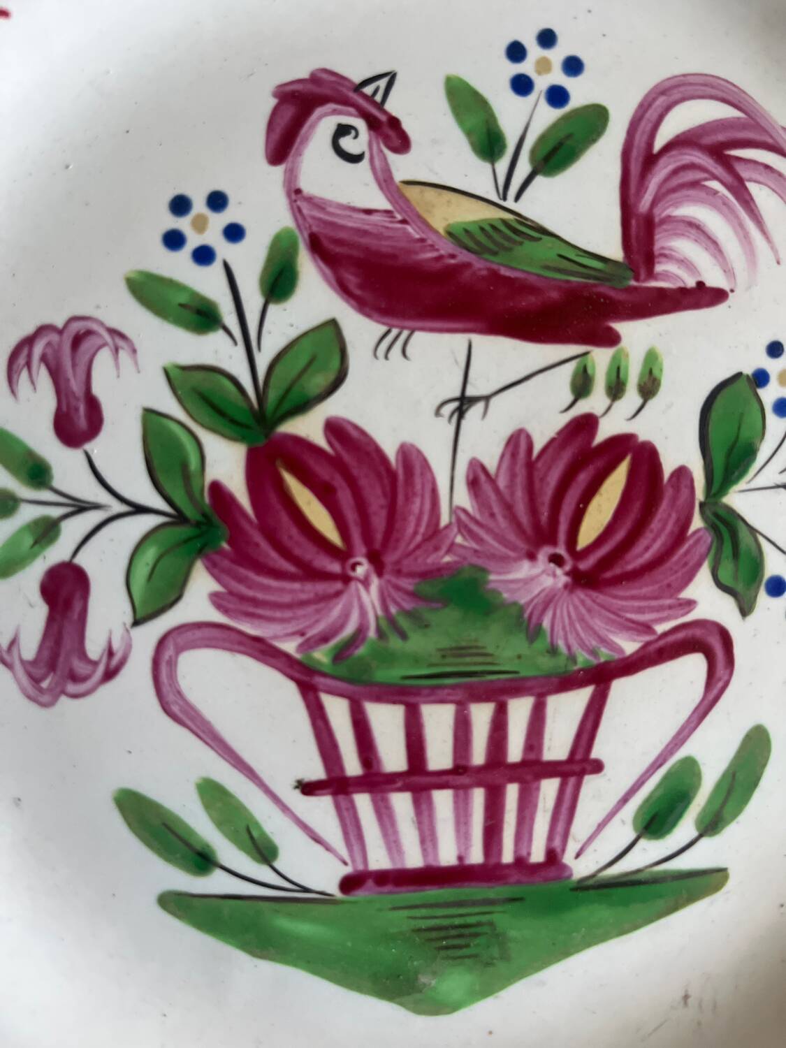 Assiette à l oiseau et panier fleuri . Luneville