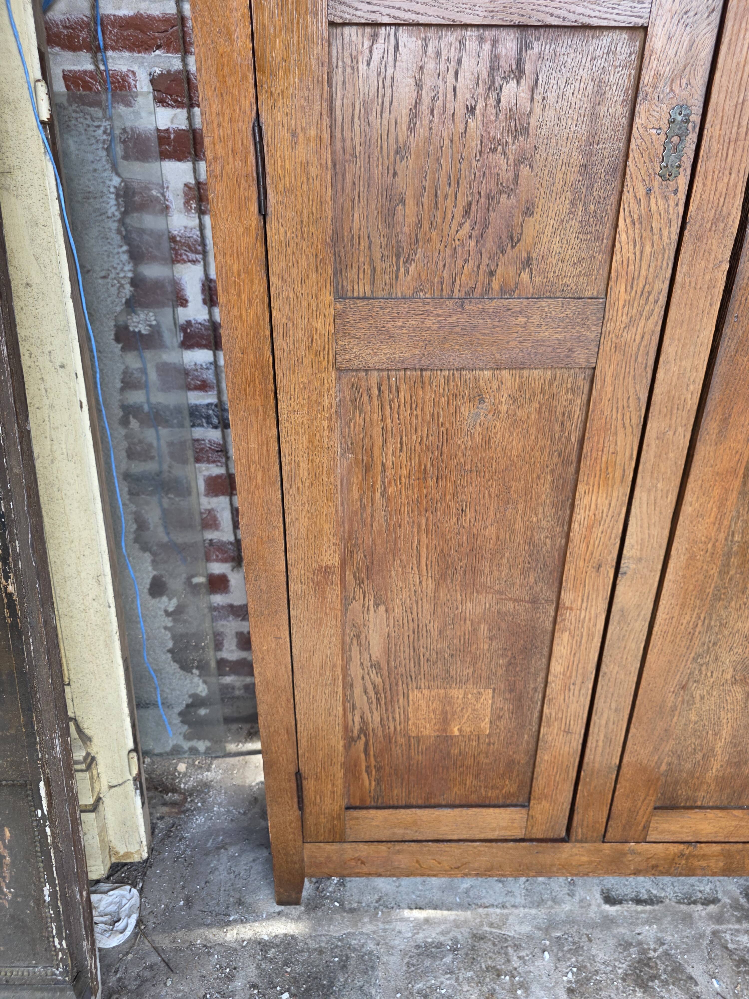 Armoire parisienne ancienne en chêne