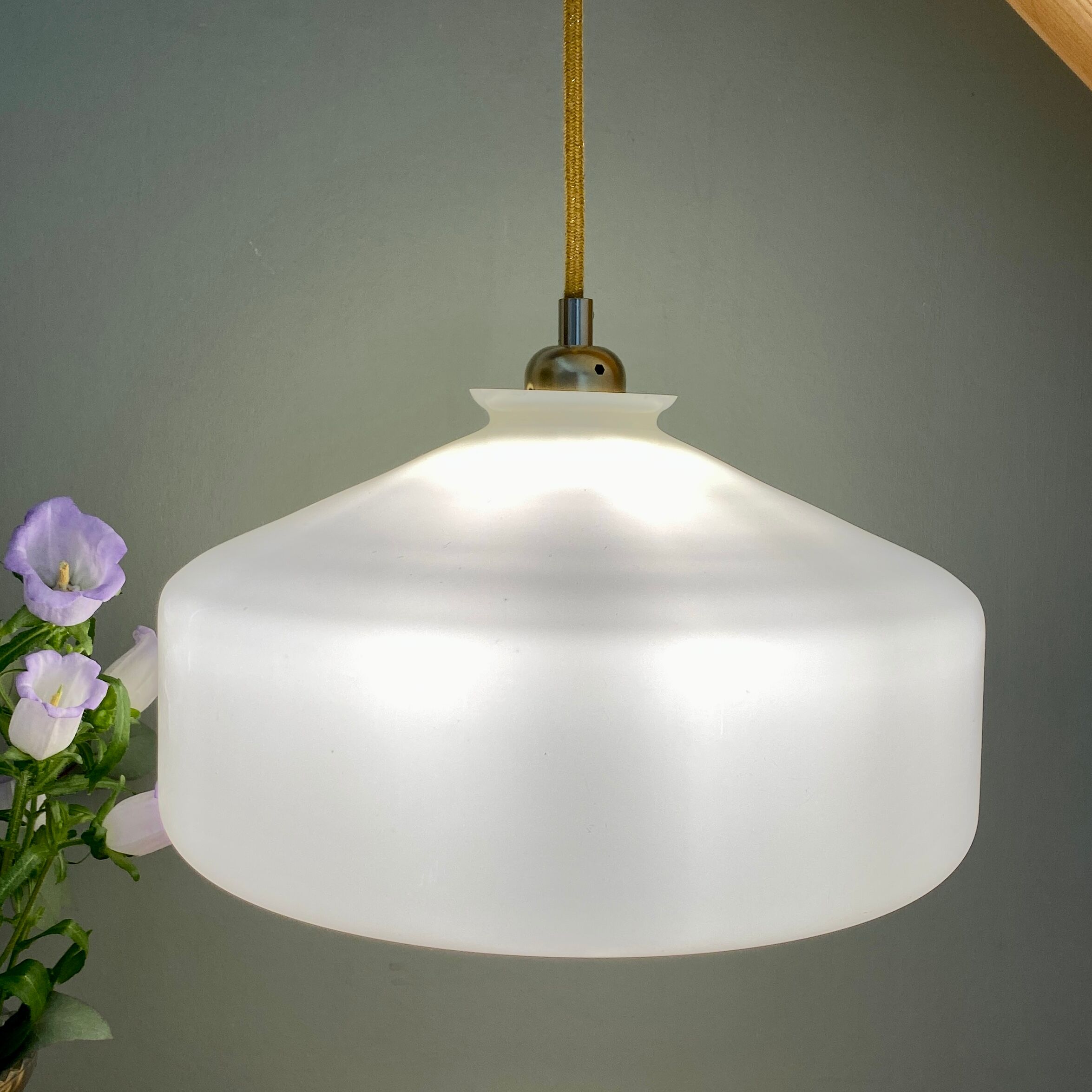Vintage shade pendant lamp in white opaline