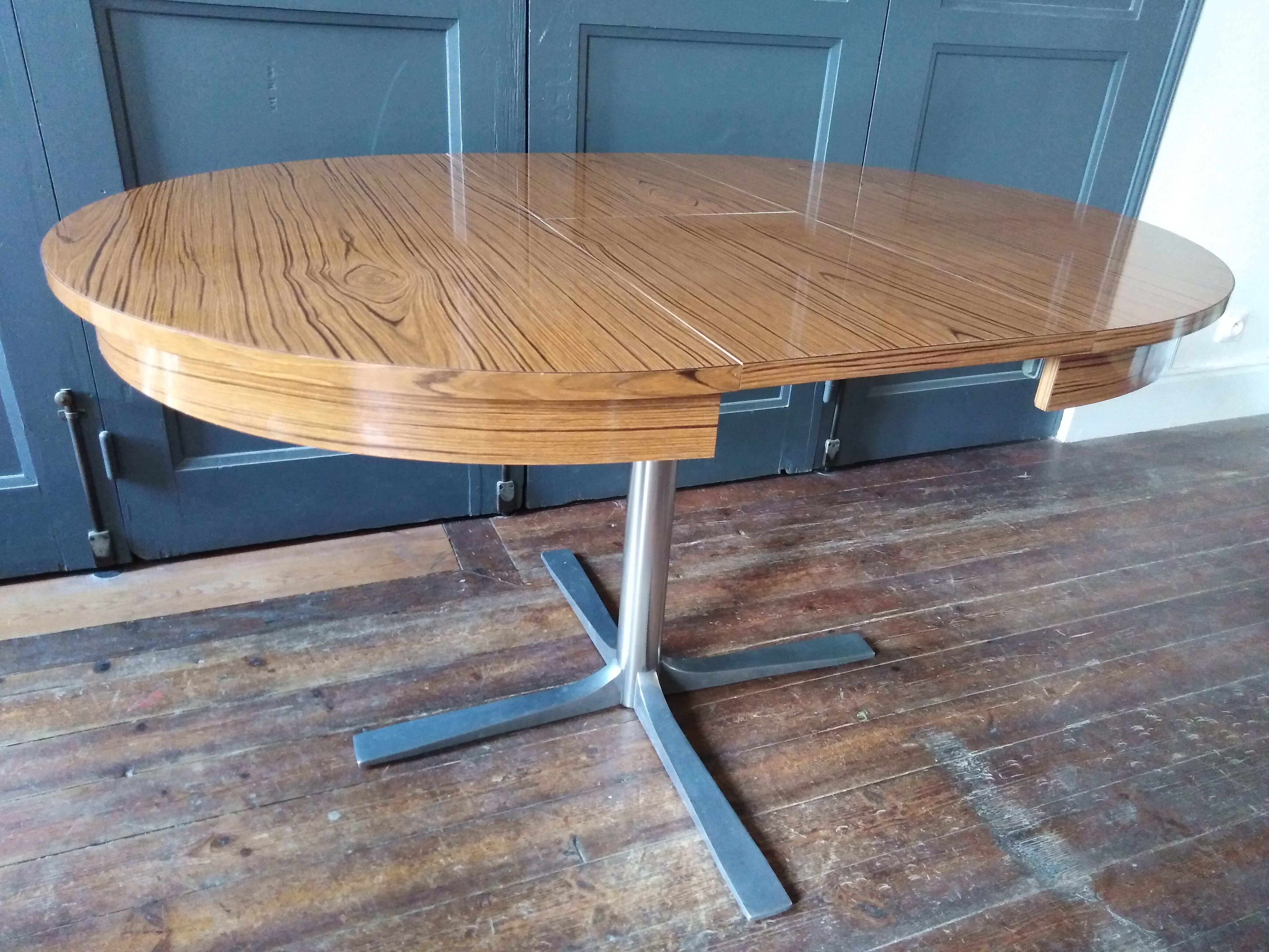 Vintage round table with extensions 1970