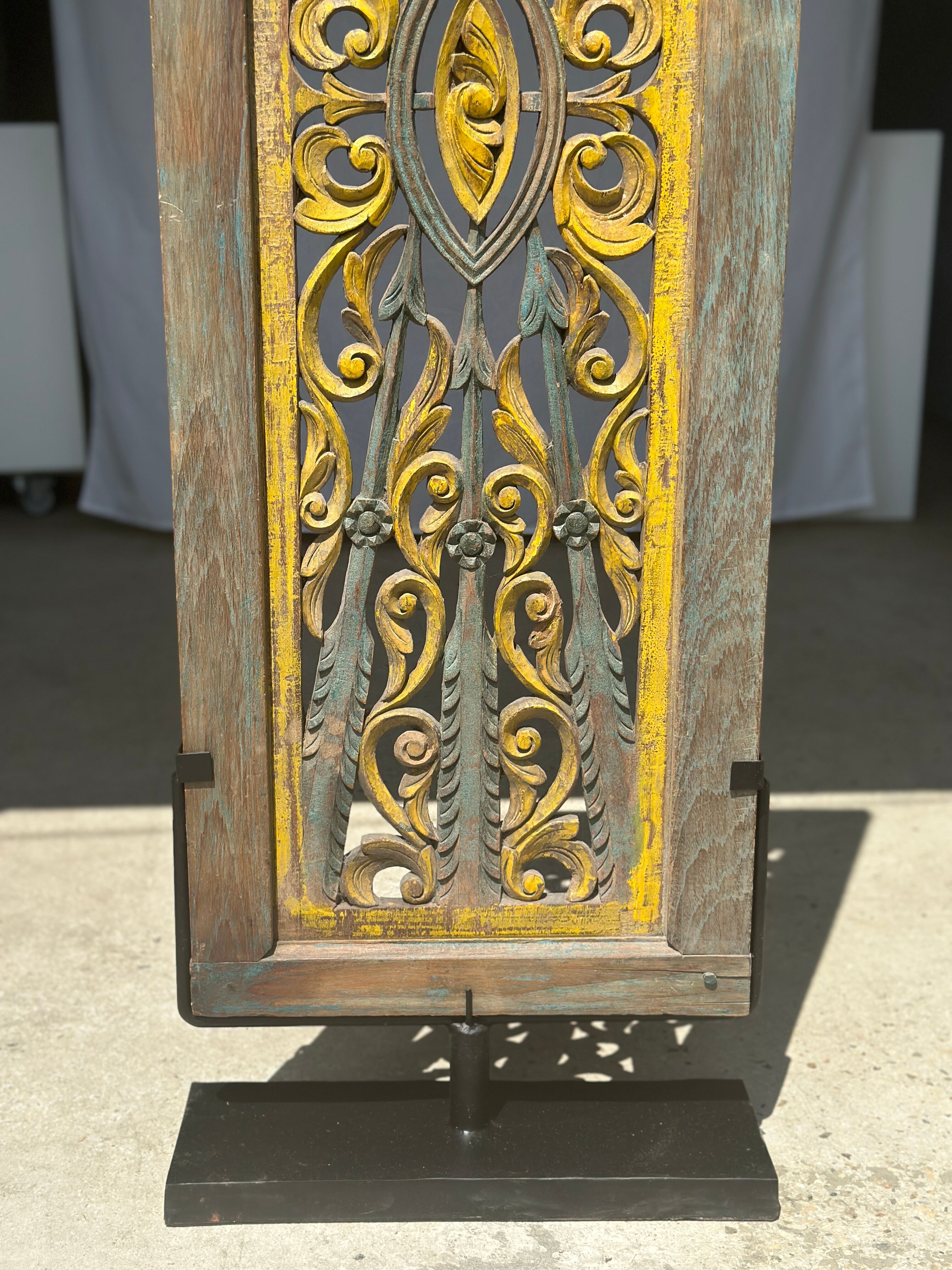 Rectangular Indonesian construction element with blue and yellow plant in carved wood