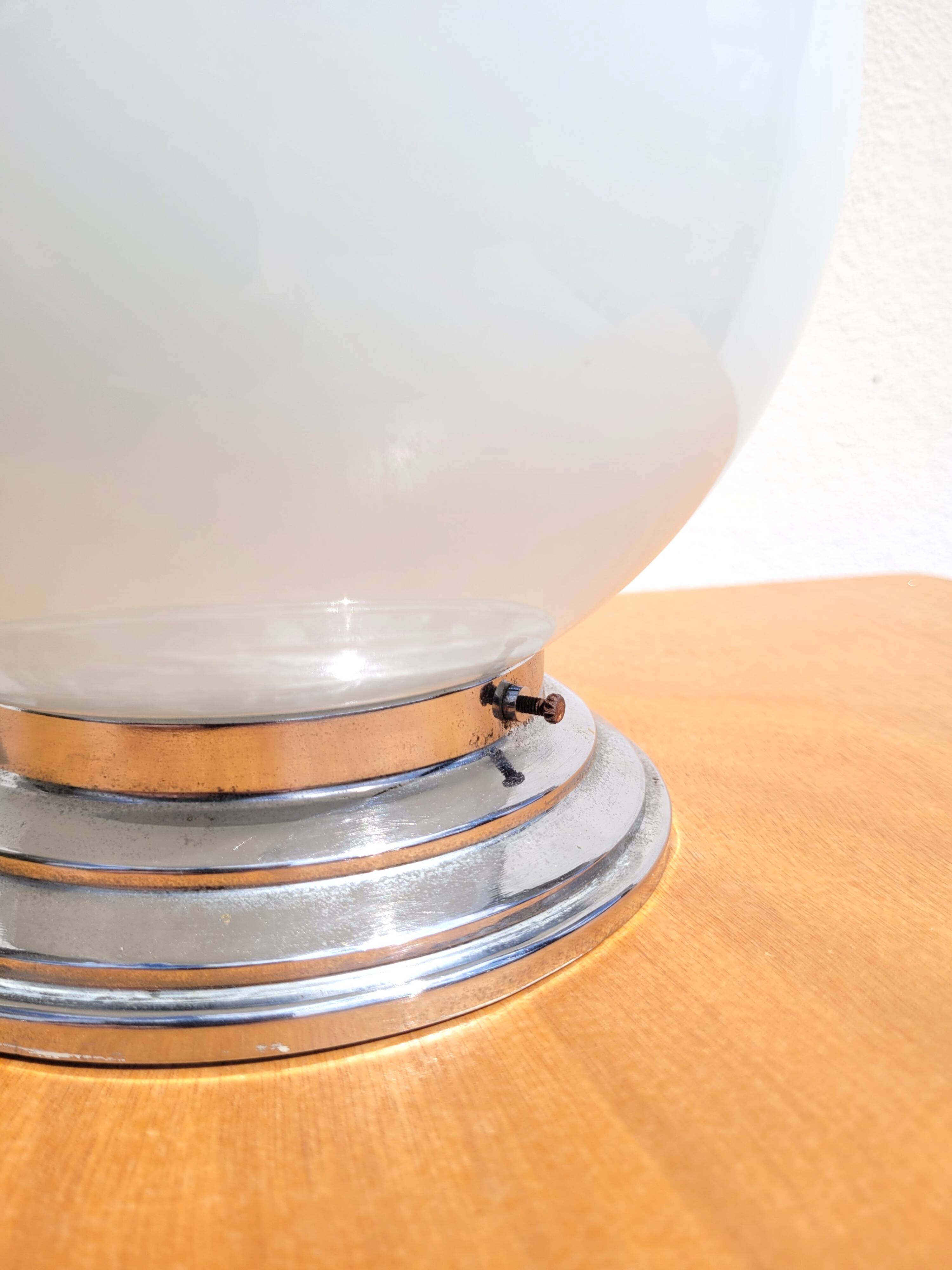 Lampe à poser globe en opaline – Ancien plafonnier années 50