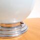 Lampe à poser globe en opaline – Ancien plafonnier années 50