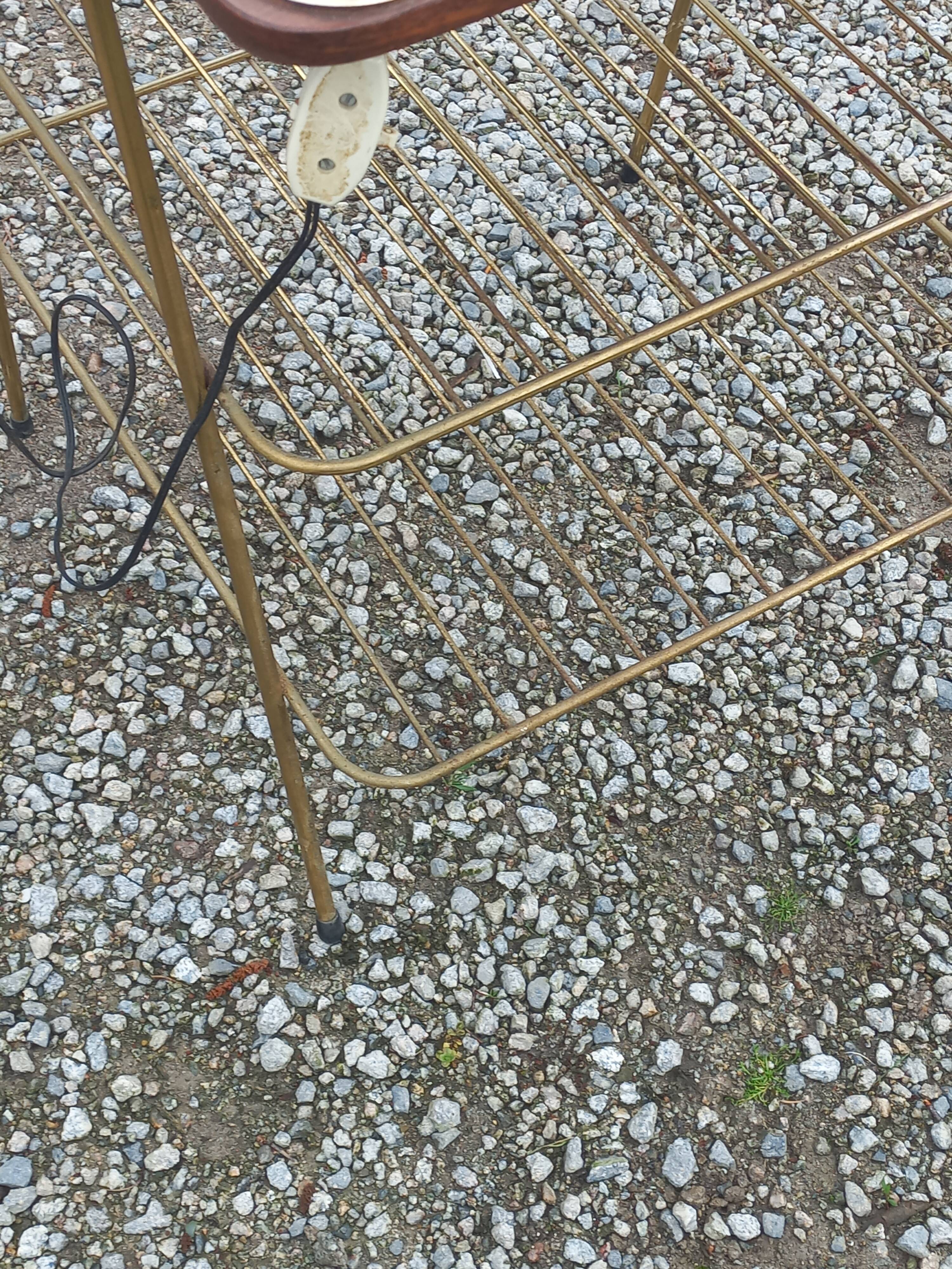 Lampadaire des années 50 en métal doré triple tablettes acajou et métal doré