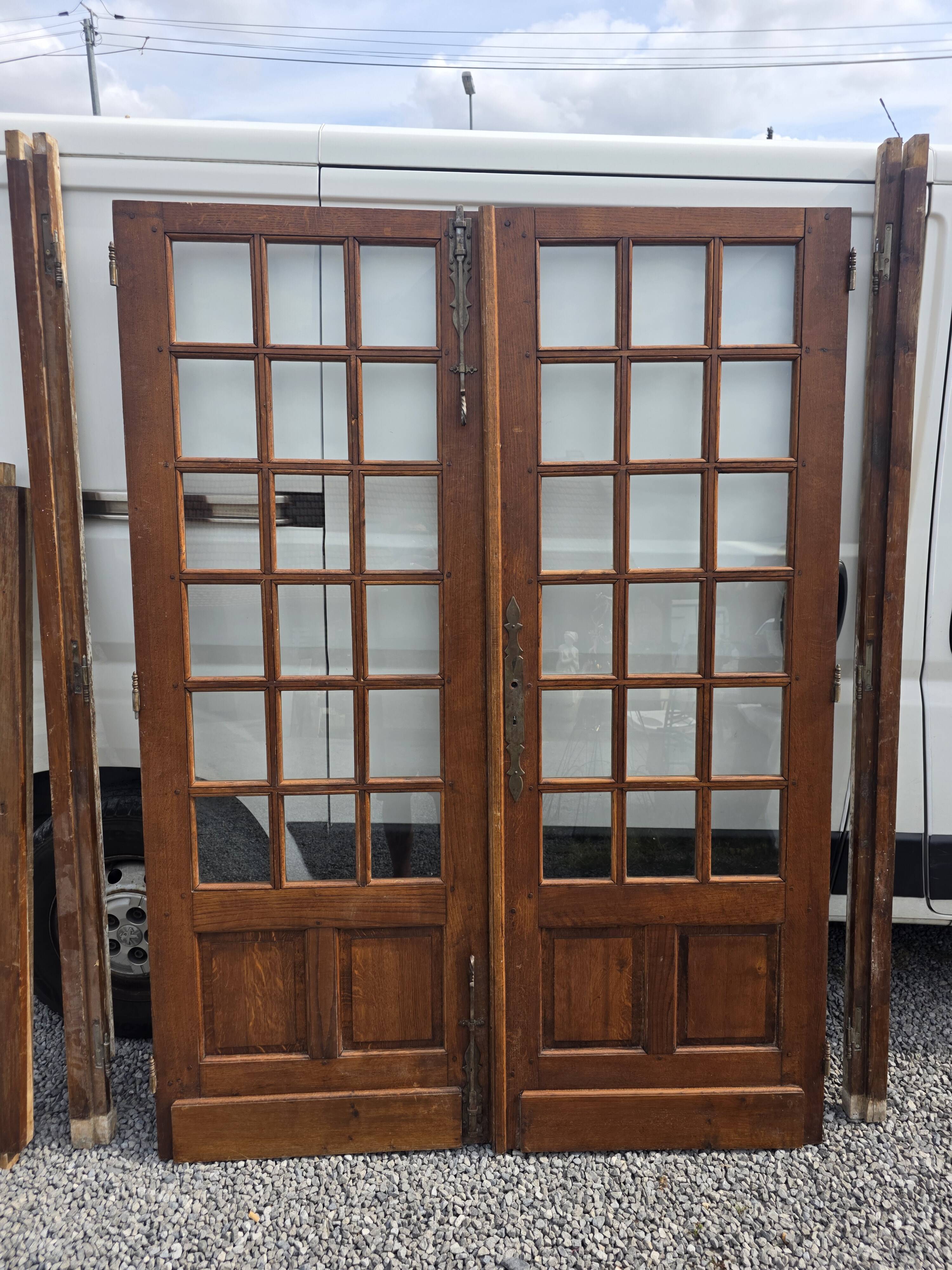 Paire de portes de séparation en chêne petits carreaux XXe