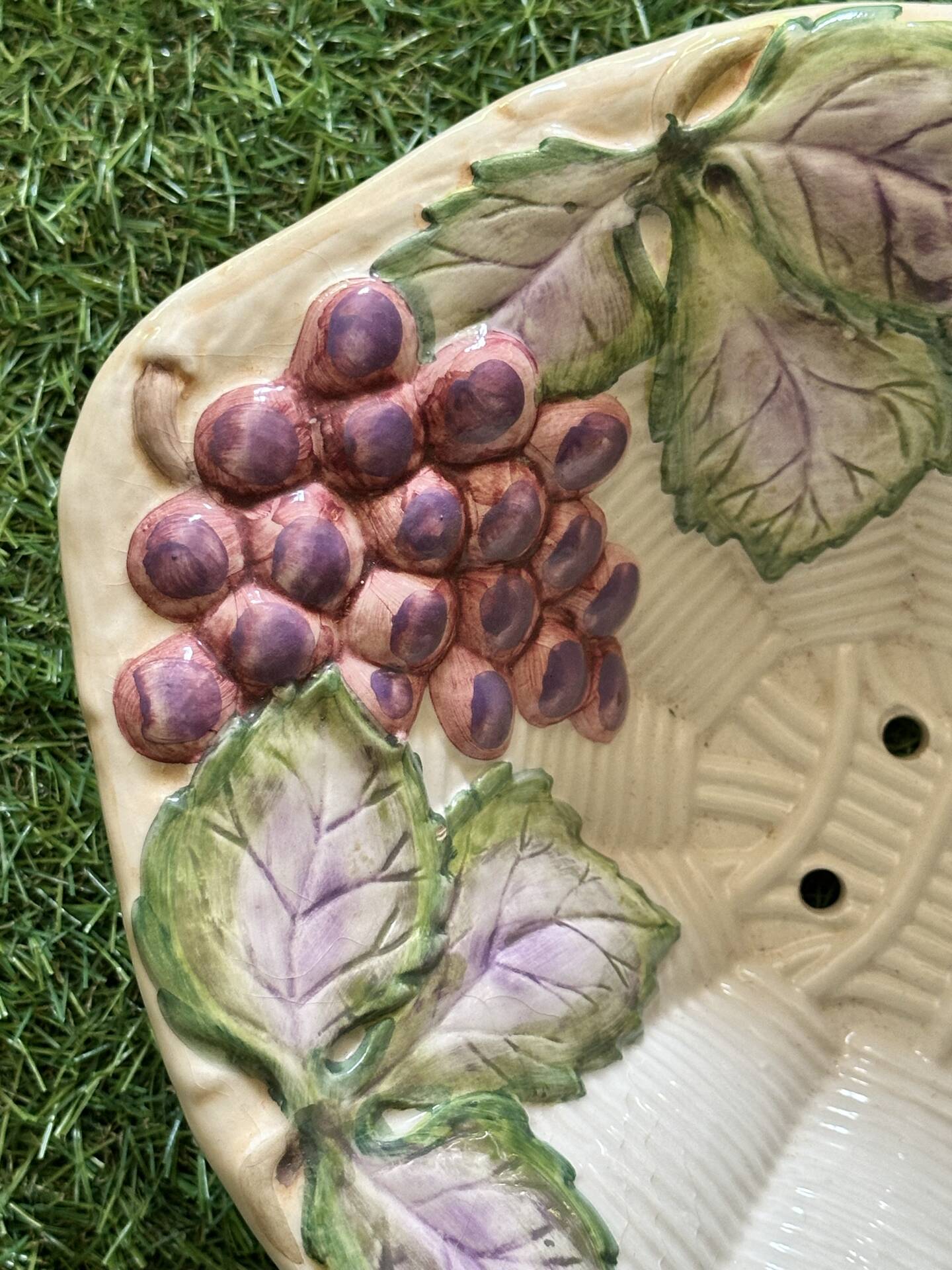 Fruit draining set model with grapes in Barbotine